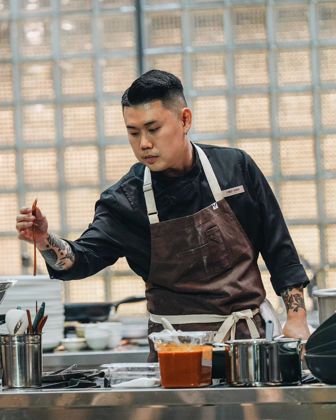 예약 마비된 나폴리 맛피아 식당👨🏻‍🍳

넷플릭스 ‘흑백요리사’ 출연진 ‘나폴리 맛피아’ 권성준 셰프의 식당 예약에 11만 명이 넘는 인원이 몰리고, 암표 거래까지 등장했습니다. 캐치테이블은 오늘(10일) 오전 10시 ‘나폴리 맛피아’의 식당 ‘비아 톨레도 파스타바’ 예약을 오픈했는데요. 예약이 시작되고 11만 명이 넘는 이용자가 접속하면서 페이지가 마비되는 등 오류가 20여 분간 지속됐습니다. 현재 해당 식당의 10월 예약은 모두 동났고, 빈자리 알림 신청을 한 인원도 100명을 초과해 서비스가 마감된 상태인데요. 이에 권성준 셰프는 “코스 메뉴와 인당 가격을 좀 줄이고 예약 인원을 늘리는 방안도 고려해 보겠다. 또한 암표 거래 현장을 잡으신 분께는 예약권을 드리겠다”고 덧붙였습니다. 이미지3