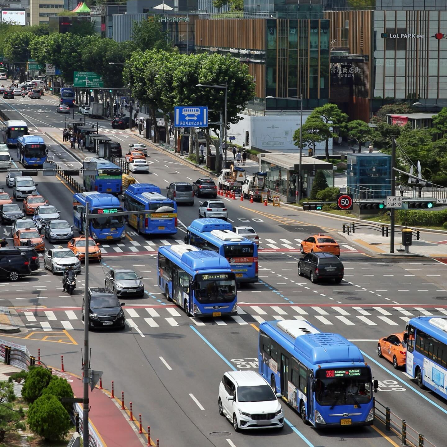 서울 시내버스 노선 전면 개편🚌

서울시가 시내버스 노선을 20년 만에 전면 개편합니다. 지난 2004년 시내버스 준공영제와 함께 도입된 이후 20년간 유지되었던 현행 노선 체계는 다음 달 용역을 시작해 2026년에 시행할 계획인데요. 지하철 등 다른 교통수단과 중복되는 노선의 운행 경로를 변경하고, 새로운 주거지구 조성으로 교통 수요가 높아진 지역에 버스 노선 추가 배치, 과도하게 긴 거리를 운행하는 비효율적인 노선을 정비할 예정입니다. 이미지