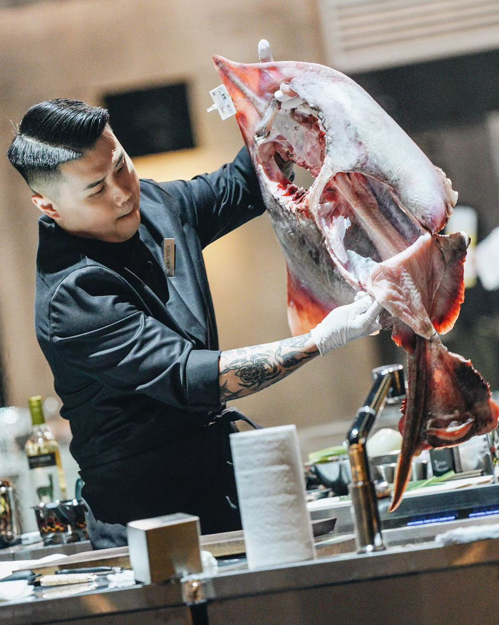 예약 마비된 나폴리 맛피아 식당👨🏻‍🍳

넷플릭스 ‘흑백요리사’ 출연진 ‘나폴리 맛피아’ 권성준 셰프의 식당 예약에 11만 명이 넘는 인원이 몰리고, 암표 거래까지 등장했습니다. 캐치테이블은 오늘(10일) 오전 10시 ‘나폴리 맛피아’의 식당 ‘비아 톨레도 파스타바’ 예약을 오픈했는데요. 예약이 시작되고 11만 명이 넘는 이용자가 접속하면서 페이지가 마비되는 등 오류가 20여 분간 지속됐습니다. 현재 해당 식당의 10월 예약은 모두 동났고, 빈자리 알림 신청을 한 인원도 100명을 초과해 서비스가 마감된 상태인데요. 이에 권성준 셰프는 “코스 메뉴와 인당 가격을 좀 줄이고 예약 인원을 늘리는 방안도 고려해 보겠다. 또한 암표 거래 현장을 잡으신 분께는 예약권을 드리겠다”고 덧붙였습니다. 이미지5