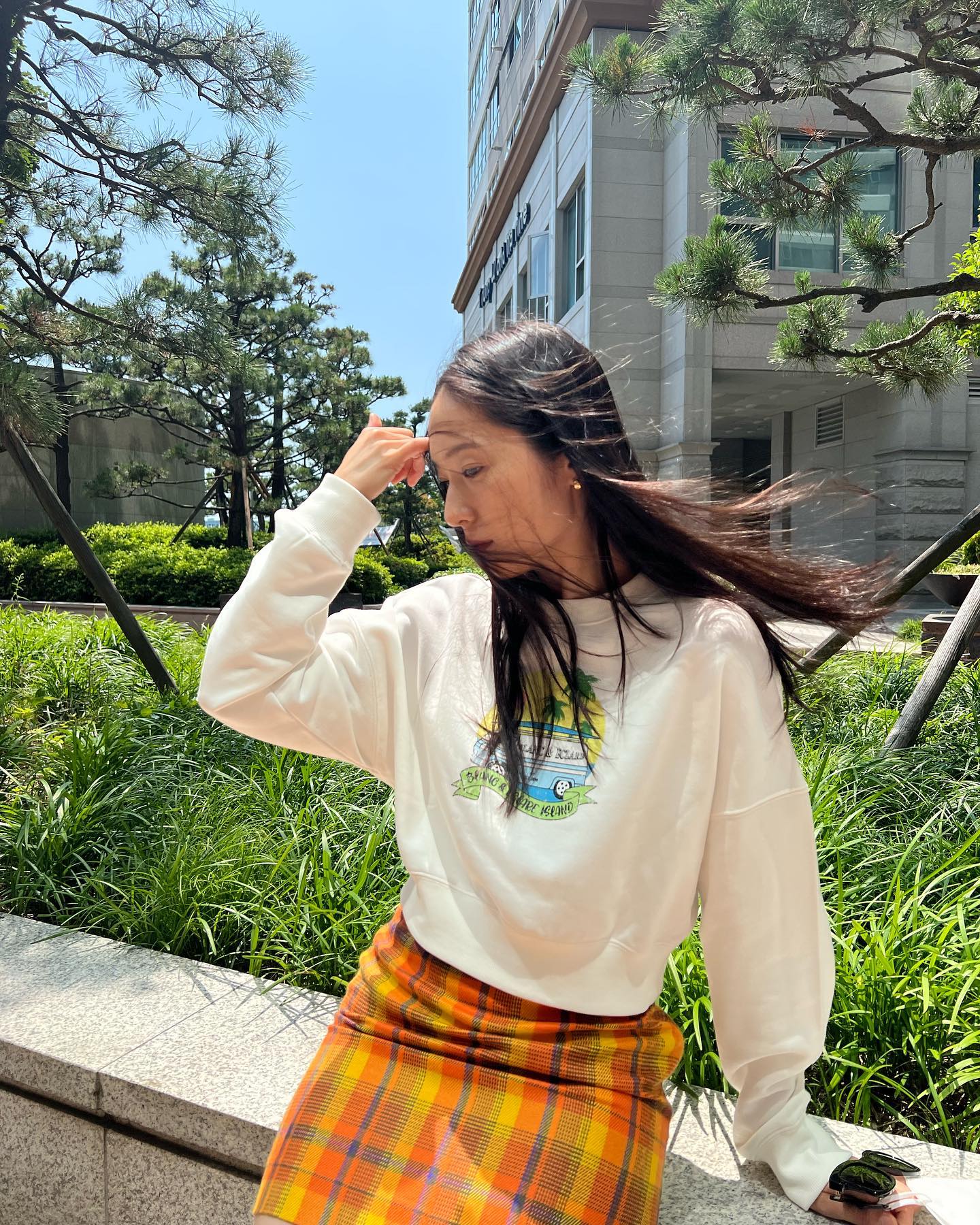 여친룩 무드🤍화이트 맨투맨👩❤️👨 이미지