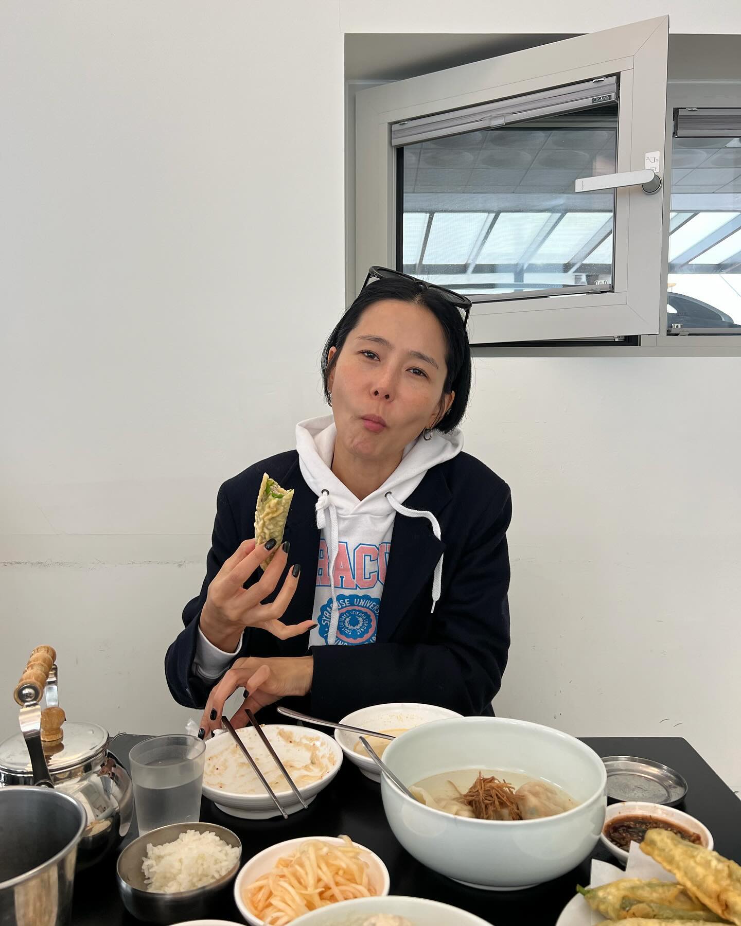 옷장에서 꺼내야 할 때🩶후드티
단독으로 입거나 자켓이랑 함께 매치해 봐😙👍 이미지4