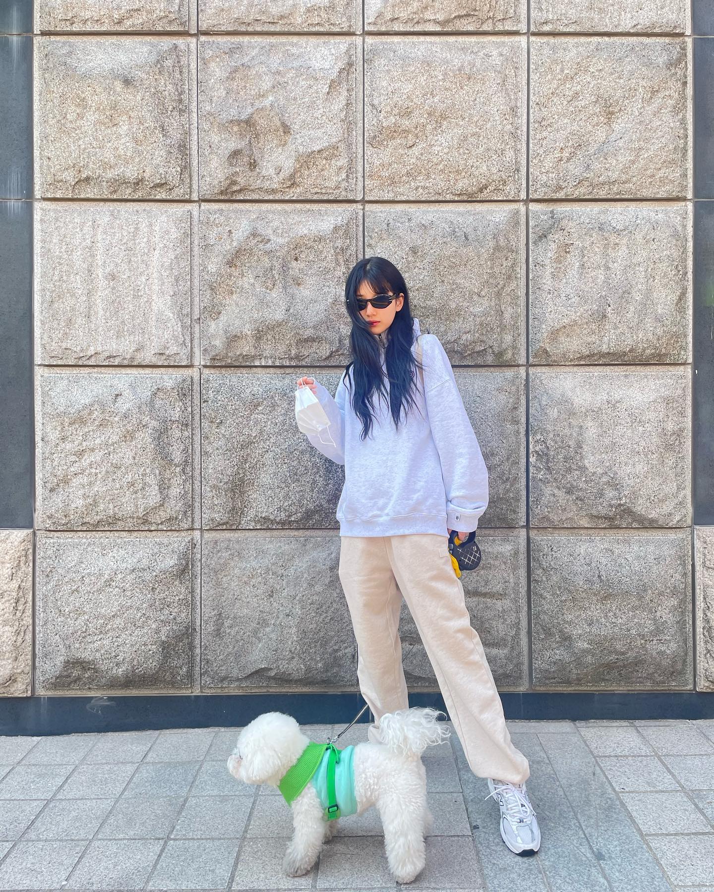 여친룩 무드🤍화이트 맨투맨👩‍❤️‍👨 이미지