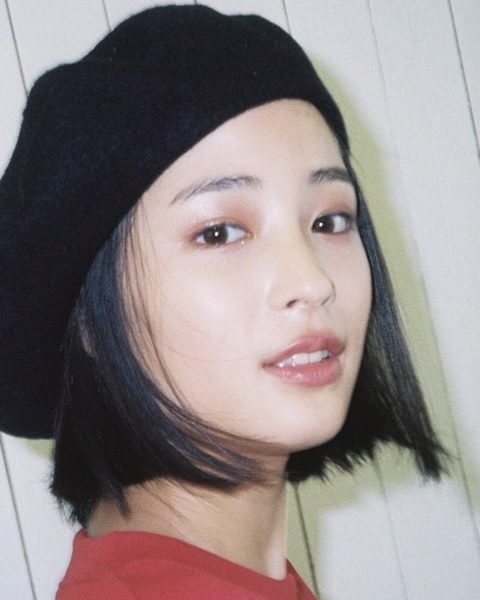 이민정과 닮은 히로세 스즈🪞♥️
이민정과 닮은 꼴로 유명한 일본 배우 히로세 스즈. 그녀는 일본에서 국민 여동생의 타이틀을 갖고 있는데요. 히로세 스즈 연관검색어로 이민정이 뜰 만큼 두 사람은 비슷한 외모로 주목받고 있죠. 특히 단발머리의 히로세 스즈는 이민정의 데뷔작인 드라마 ‘꽃보다 남자’의 캐릭터 하재경의 모습과 비슷한데요. 커다랗고 맑은 눈망울과 자기주장 강한 이목구비, 청순한 분위기가 비슷한 두 사람 사진을 섞어봤습니다. 여러분이 봤을 때는 닮은 것 같나요? 이미지3