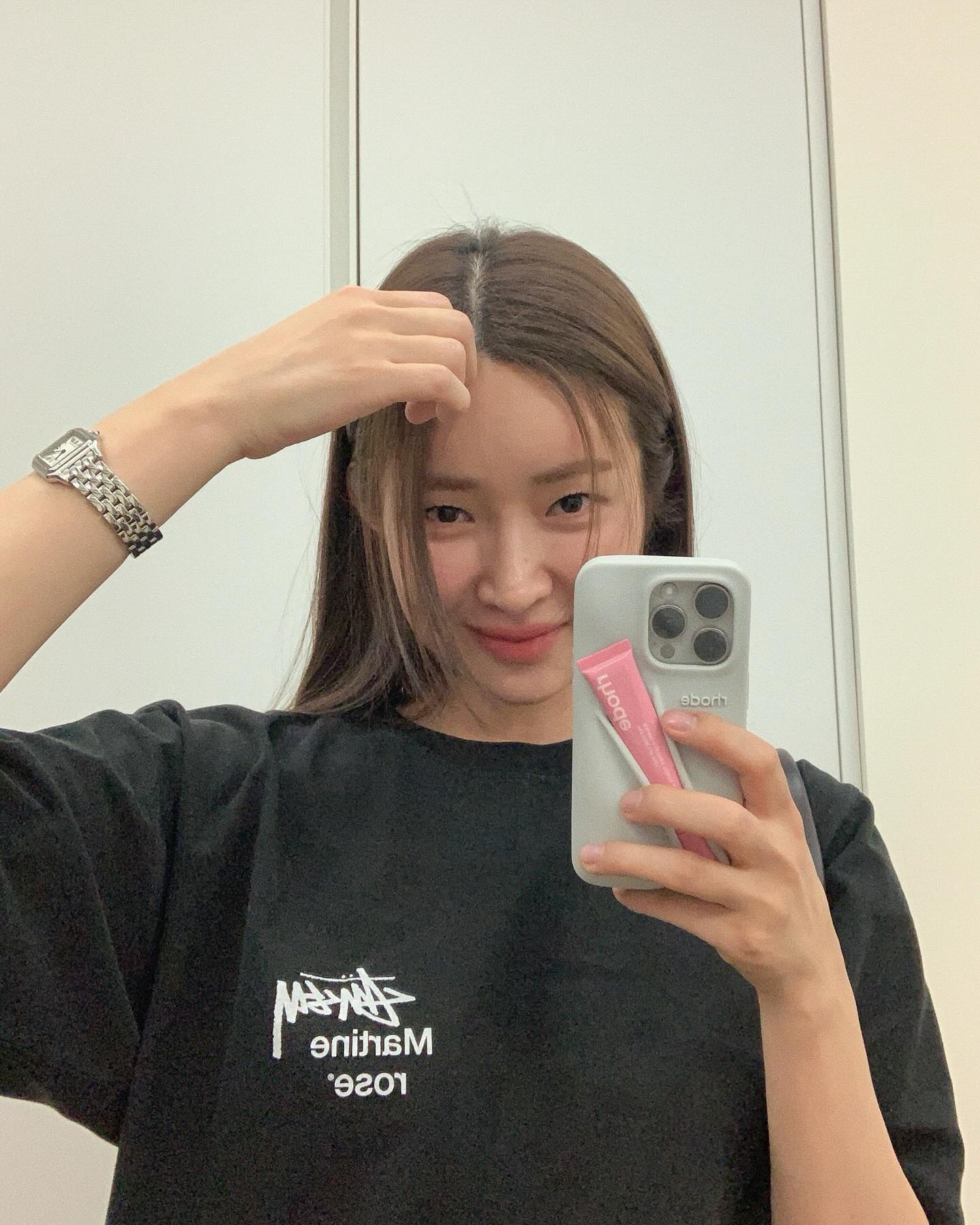 폰케이스 or 립케이스💄@로드

헤일리 비버의 인스타그램에서 자주 보이는 아이템 중 하나는 그녀의 뷰티 브랜드인 RHODE(로드)에서 출시한 폰 케이스입니다. 이 케이스는 패션과 뷰티가 결합된 독특한 액세서리로, 최근에는 국내 셀럽들 사이에서도 인기를 끌고 있어 인스타그램에서도 자주 찾아볼 수 있습니다. 이 케이스의 특별한 점은 뒷면에 립 제품을 수납할 수 있는 공간이 있다는 것입니다. 립 제품을 자주 잃어버리는 분들에게 특히 추천하는 아이템입니다. 날씨가 서서히 추워지고 건조해지는 요즘, 촉촉한 립 제품과 폰을 함께 챙길 수 있는 이 케이스 어떠세요?❤️📱 이미지5