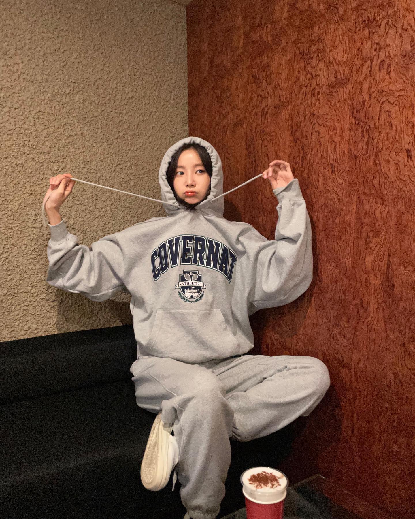 옷장에서 꺼내야 할 때🩶후드티
단독으로 입거나 자켓이랑 함께 매치해 봐😙👍 이미지2