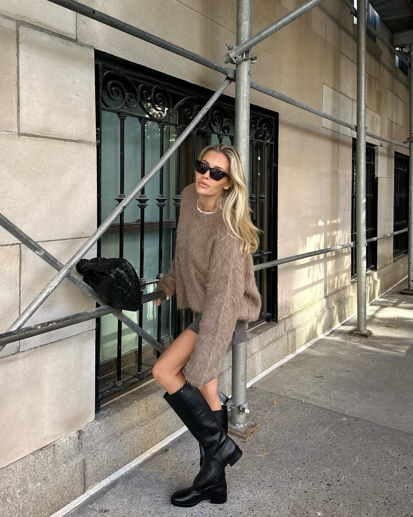 지금 많이 입어둬야 하는 조합✔️🖤
미니스커트에 롱부츠👢더 추워지기 전에 즐기자😶‍🌫️ 이미지6