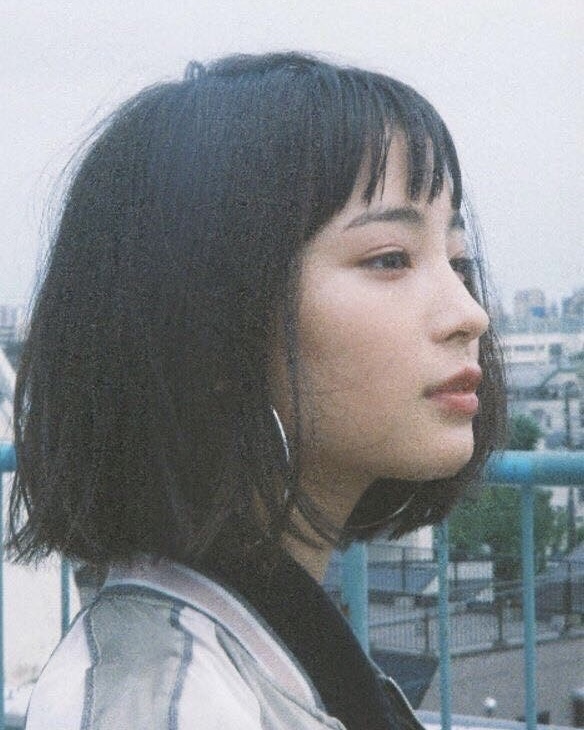 이민정과 닮은 히로세 스즈🪞♥️
이민정과 닮은 꼴로 유명한 일본 배우 히로세 스즈. 그녀는 일본에서 국민 여동생의 타이틀을 갖고 있는데요. 히로세 스즈 연관검색어로 이민정이 뜰 만큼 두 사람은 비슷한 외모로 주목받고 있죠. 특히 단발머리의 히로세 스즈는 이민정의 데뷔작인 드라마 ‘꽃보다 남자’의 캐릭터 하재경의 모습과 비슷한데요. 커다랗고 맑은 눈망울과 자기주장 강한 이목구비, 청순한 분위기가 비슷한 두 사람 사진을 섞어봤습니다. 여러분이 봤을 때는 닮은 것 같나요? 이미지9