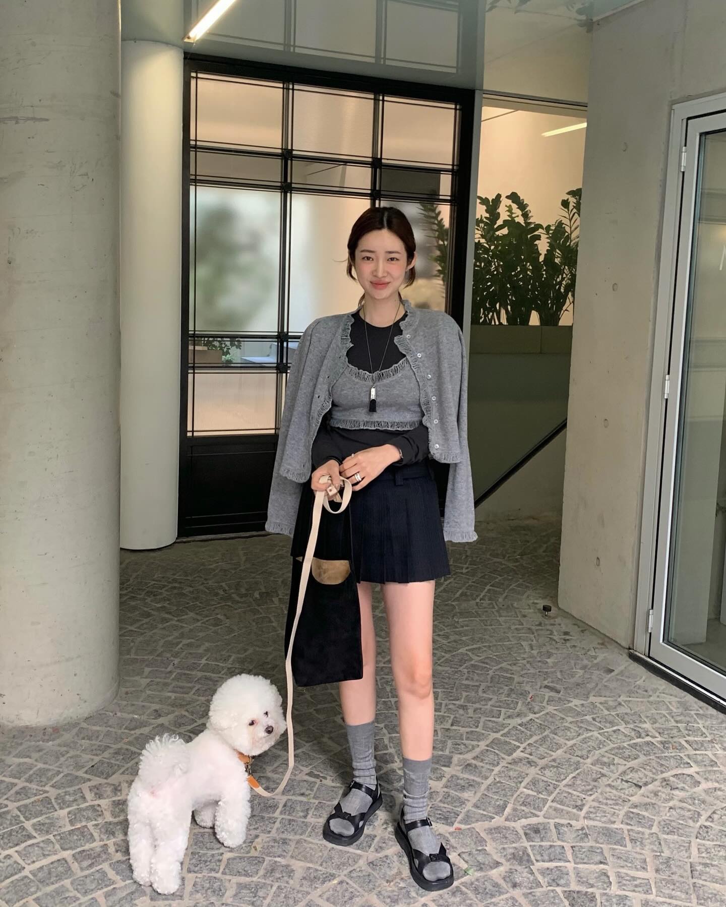 활용도 높은🩶그레이 가디건
단독 or 겉옷으로 돌려입는 그레이 가디건 코디✨ 이미지4