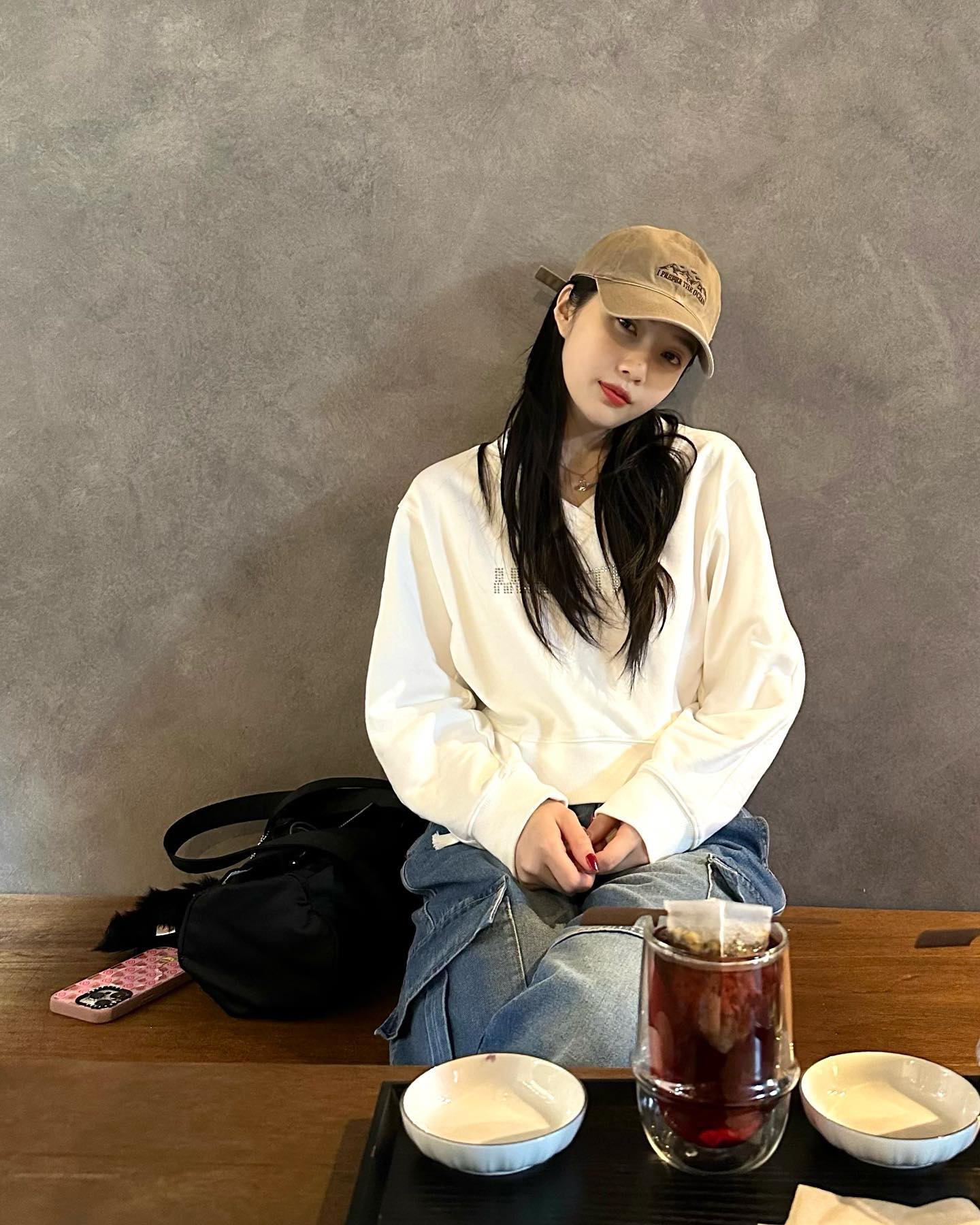여친룩 무드🤍화이트 맨투맨👩‍❤️‍👨 이미지