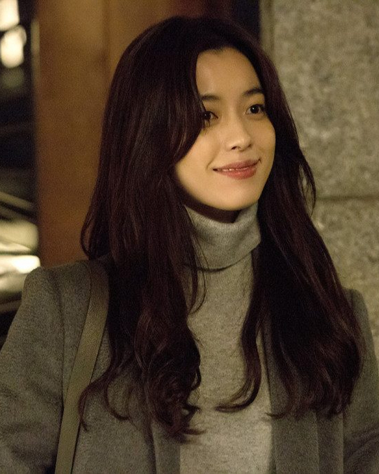 이맘때쯤 생각나는 그녀, 홍이수🤎

2015년에 개봉한 영화 <뷰티 인사이드> 여주인공 ‘홍이수(한효주)’는 머리부터 발끝까지 따라 하고 싶게 만드는 매력을 지닌 캐릭터로, 아직까지 회자되고 있습니다. 

시간이 흘러도 변함없이 아름다운 홍이수의 패션에는 어떤 특징이 있을까요? 

1. 세련된 톤온톤 룩

2. 심플하고, 클래식한 액세서리

3. 스탠다드한 정핏의 스타일링 이미지