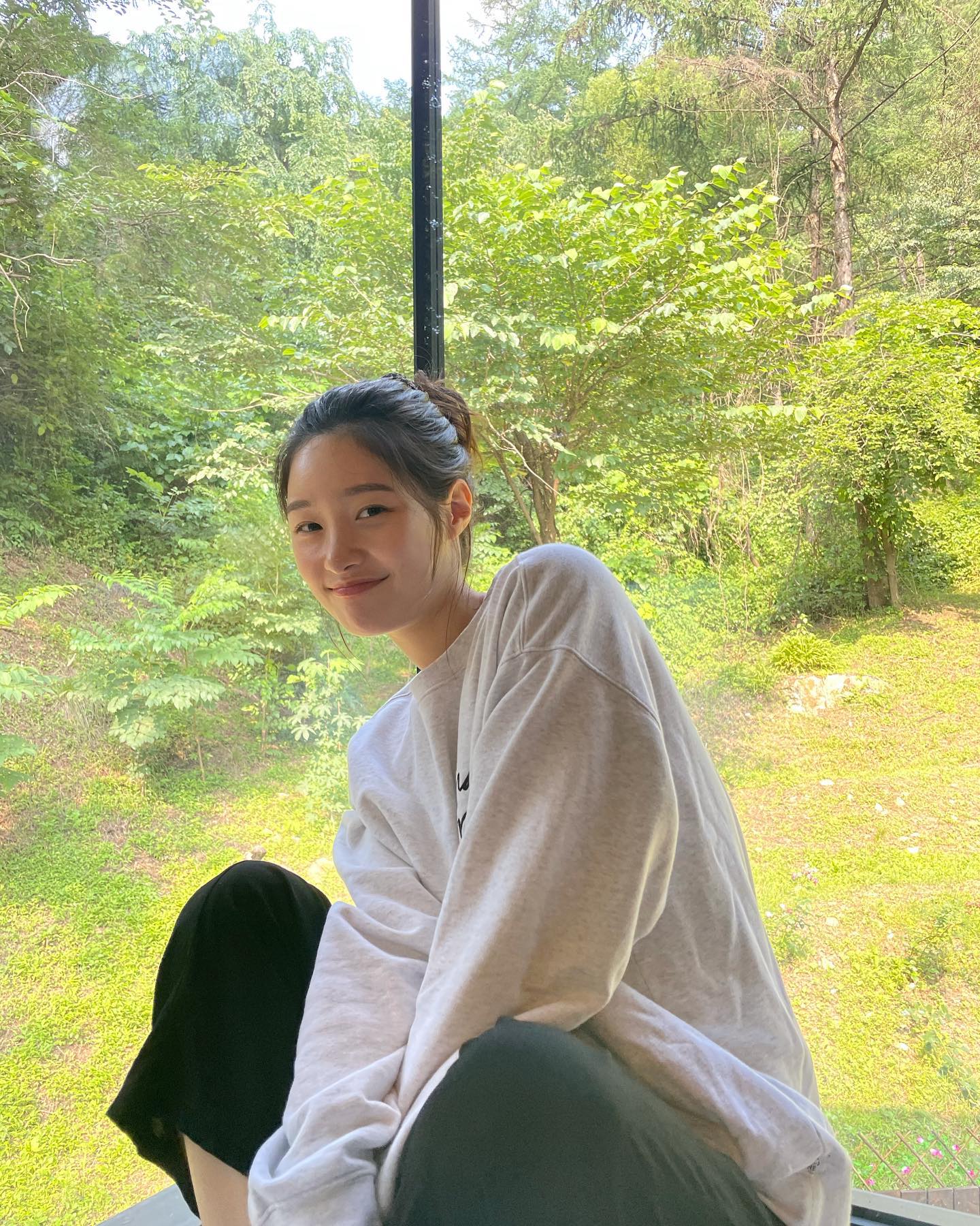 여친룩 무드🤍화이트 맨투맨👩‍❤️‍👨 이미지