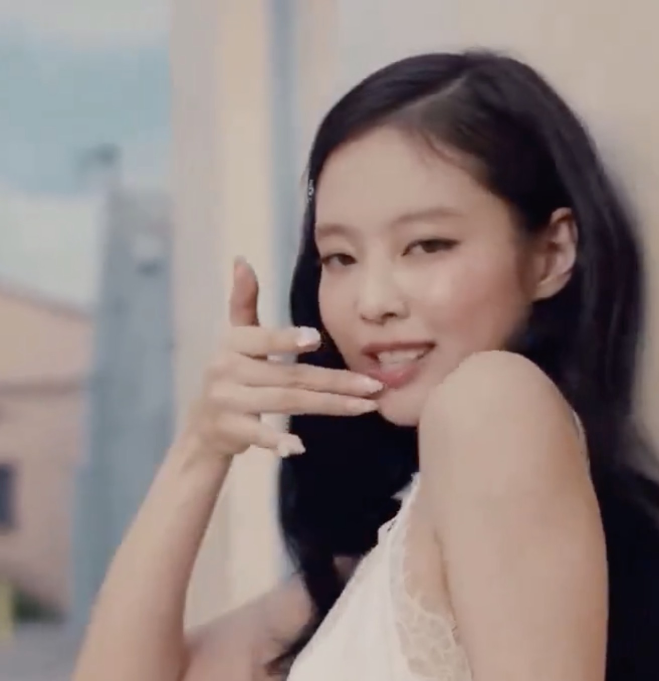 김제니 스타일 떼깔 미쳤따~❤️‍🔥

다양한 스타일링으로 시선을 사로잡는 패션 아이콘 제니! 이번 뮤직비디오에서 제니는 어떤 스타일들을 선보였는지 살펴볼까요?

1. 아디다스 - 재팬 VH👟
평소 아디다스 제품을 즐겨 신는 제니는 이번 뮤직비디오에서도 아디다스 아이템을 선택했는데요. 독특한 롱 기장 디자인이 제니의 아이코닉한 매력을 한층 더 돋보이게 했습니다.

2. MZ들이 열광하는 ‘치꾸’🎀
최근 떠오르는 트렌드, ‘치꾸’를 알고 계신가요? 이는 치아 꾸미기를 줄인 말로, 제니 역시 치꾸 트렌드에 탑승했습니다. 사진 속 제니는 리본 모양의 치꾸로 페미닌하면서도 독특한 포인트를 더했습니다.

3. 히피펌, 금발, 풀뱅 변신💇‍♀️
뮤직비디오에서 제니는 다양한 헤어스타일을 선보이며 새로운 모습을 보여줬습니다. 히피펌, 금발, 풀뱅 모두 잘 어울렸는데, 여러분은 어떤 헤어스타일이 제니와 가장 잘 어울린다고 생각하시나요?❤️ 이미지