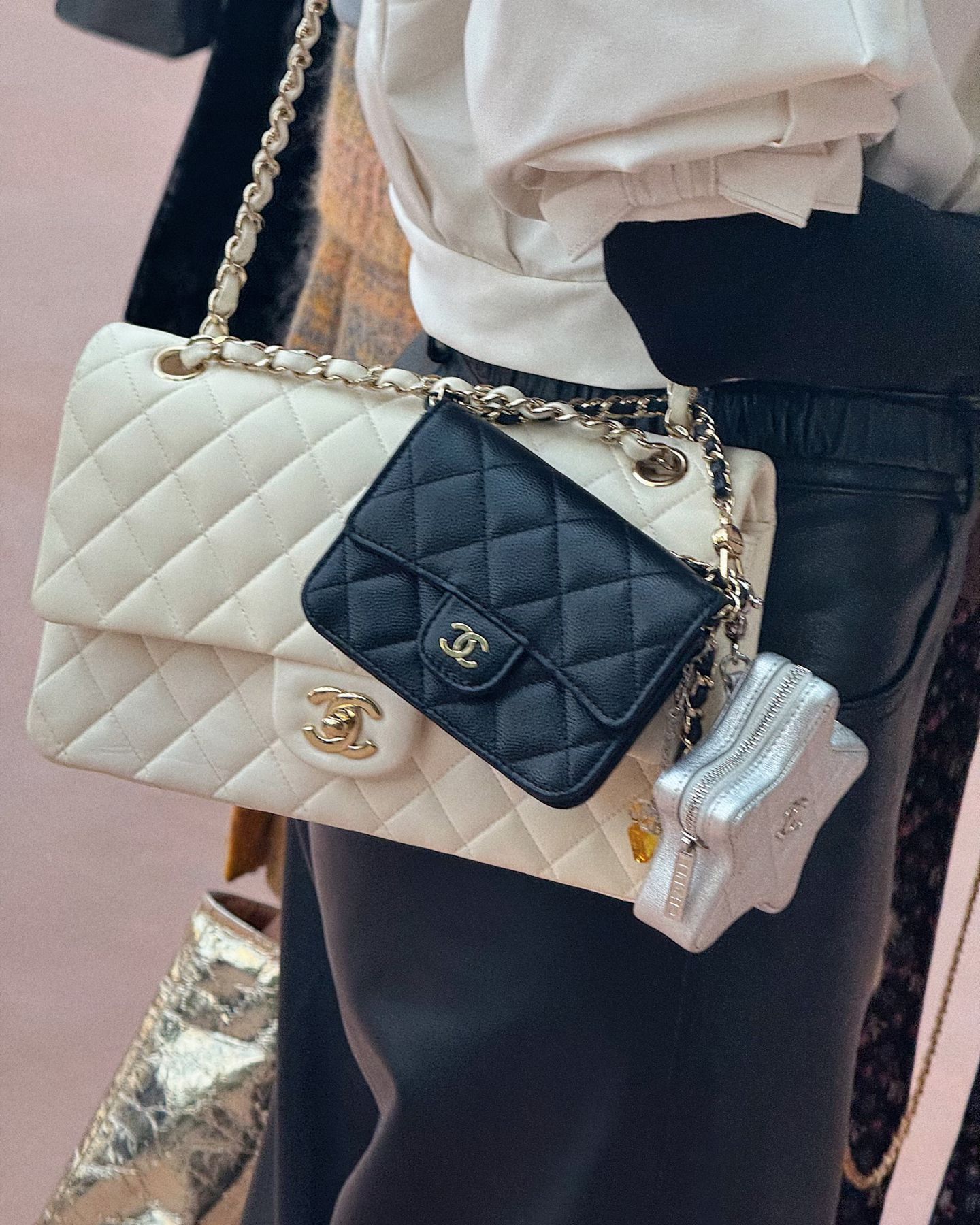 가방에 가방을 더한다👜+👜= ?
가방꾸미기 끝판왕👑귀여운 미니백으로 디테일 추가하기✨ 이미지