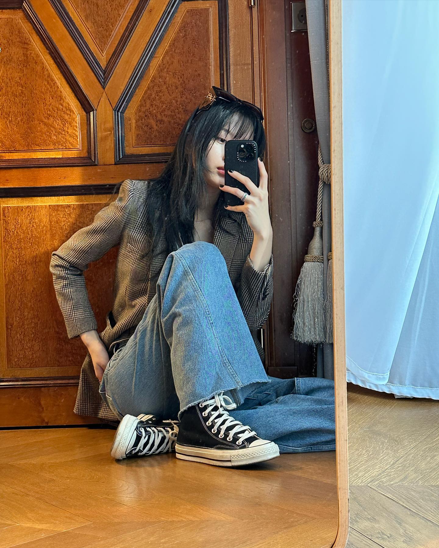 하객룩 고민 중?!👰🏻‍♀️🩷바로 체크해

결혼식 많은 10월, 하객룩 고민 중이죠? 셀럽들의 하객룩 코디법 4가지로 바로 정리하세요.

1. 셋업으로 완성하기
우선 셋업은 가장 쉬운 방법니다. 평소보다 화사한 느낌을 원하면 정려원처럼 러블리한 핑크톤을 하세요. 반대로 격식을 차려야 한다면 장윤주처럼 블랙으로 통일하세요.

2. 블랙 셔츠 원피스
페미닌한 셔츠 원피스를 선택하는 것도 좋은 아이디어입니다. 이주빈처럼 블랙 셔츠 원피스에 블랙 미니백을 매치하면 꾸안꾸 무드로 세련된 하객룩을 연출할 수 있습니다.

3. 그레이 아우터 + 블랙 스커트
컬러 믹스를 선호하는 분들은 그레이 아우터와 모던한 블랙 스커트를 조합해 보세요. 두 색상이 잘 어우러져 센스 있는 하객룩을 완성할 수 있습니다.

4. 체크 자켓 + 데님 팬츠
편안한 하객룩으로 체크 자켓과 데님 팬츠를 추천드려요. 트렌디하고 매력적인 하객룩을 연출할 수 있습니다. 이미지