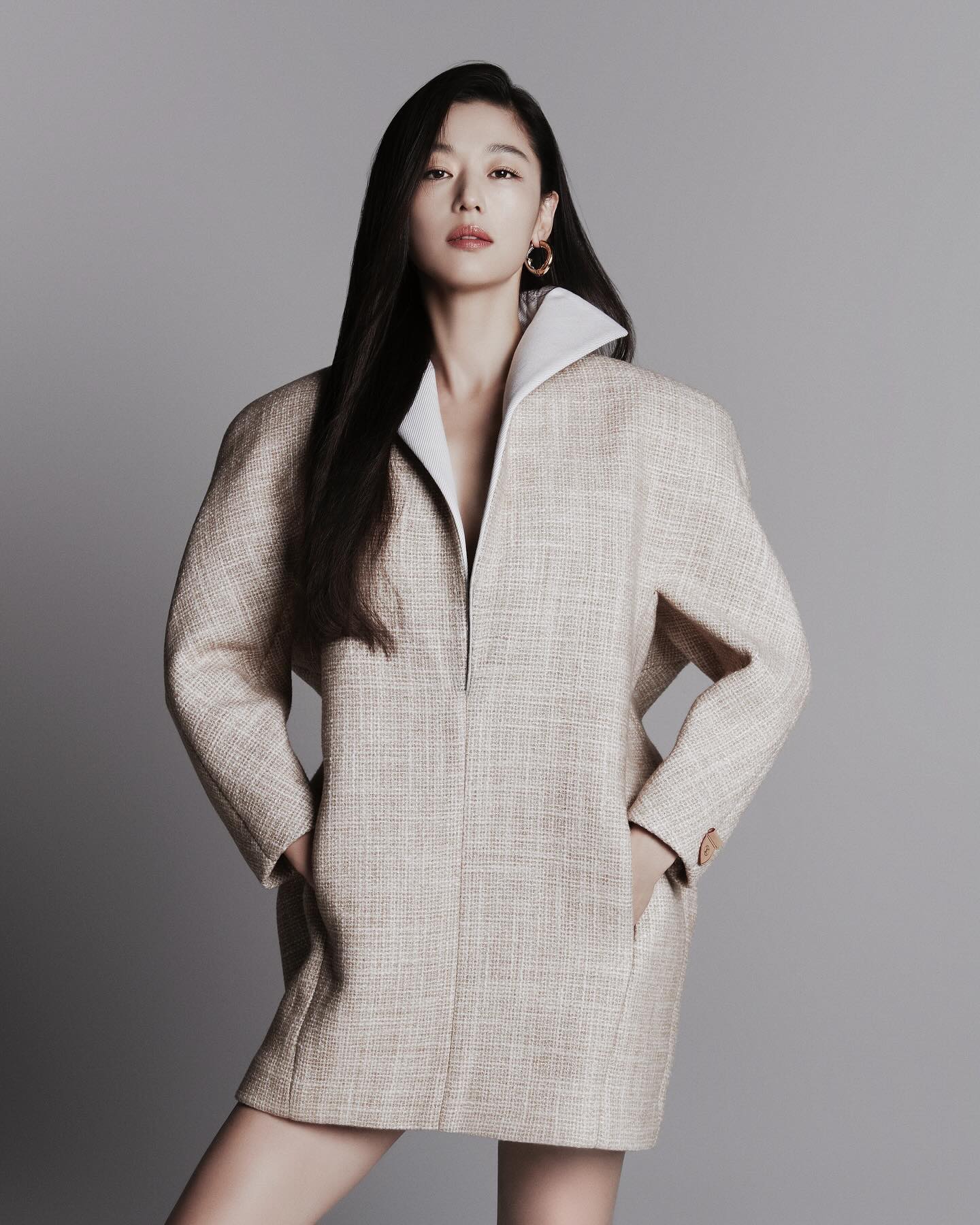 루이 비통과 전지현이 만났다👸🏻🤎

전지현이 루이 비통의 새로운 하우스 앰버서더로 발탁되었습니다. 루이 비통은 “강인함과 우아함을 완벽히 구현하는 그녀의 개성과 스타일은 루이 비통 여성복 컬렉션의 아트 디렉터인 니콜라 제스키에르의 비전과 완벽한 조화를 이룬다"고 앰버서더 발탁 이유를 설명했는데요. 루이 비통은 앞으로 전지현과 함께 우아함, 창의성, 뛰어난 디자인으로 향하는 브랜드와의 여정을 펼칠 예정이라고 밝혔습니다. 이미지4