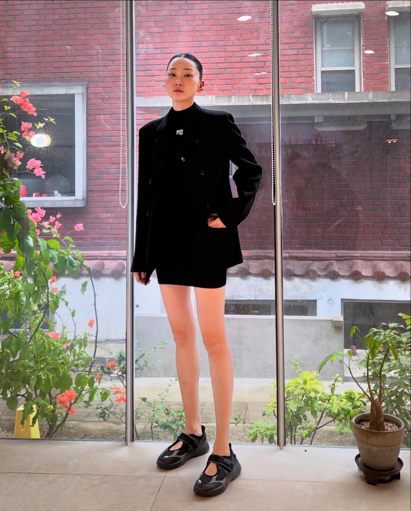 하객룩 고민 중?!👰🏻‍♀️🩷바로 체크해

결혼식 많은 10월, 하객룩 고민 중이죠? 셀럽들의 하객룩 코디법 4가지로 바로 정리하세요.

1. 셋업으로 완성하기
우선 셋업은 가장 쉬운 방법니다. 평소보다 화사한 느낌을 원하면 정려원처럼 러블리한 핑크톤을 하세요. 반대로 격식을 차려야 한다면 장윤주처럼 블랙으로 통일하세요.

2. 블랙 셔츠 원피스
페미닌한 셔츠 원피스를 선택하는 것도 좋은 아이디어입니다. 이주빈처럼 블랙 셔츠 원피스에 블랙 미니백을 매치하면 꾸안꾸 무드로 세련된 하객룩을 연출할 수 있습니다.

3. 그레이 아우터 + 블랙 스커트
컬러 믹스를 선호하는 분들은 그레이 아우터와 모던한 블랙 스커트를 조합해 보세요. 두 색상이 잘 어우러져 센스 있는 하객룩을 완성할 수 있습니다.

4. 체크 자켓 + 데님 팬츠
편안한 하객룩으로 체크 자켓과 데님 팬츠를 추천드려요. 트렌디하고 매력적인 하객룩을 연출할 수 있습니다. 이미지