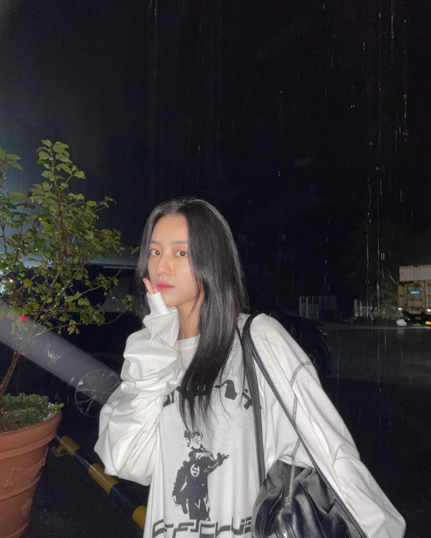 여친룩 무드🤍화이트 맨투맨👩‍❤️‍👨 이미지