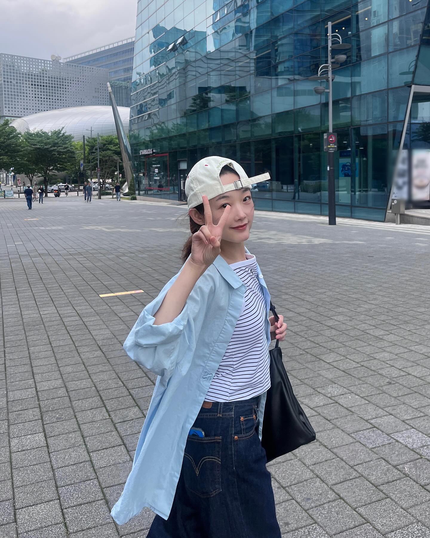 데님과 궁합 좋은 블루 셔츠👔👖 이미지