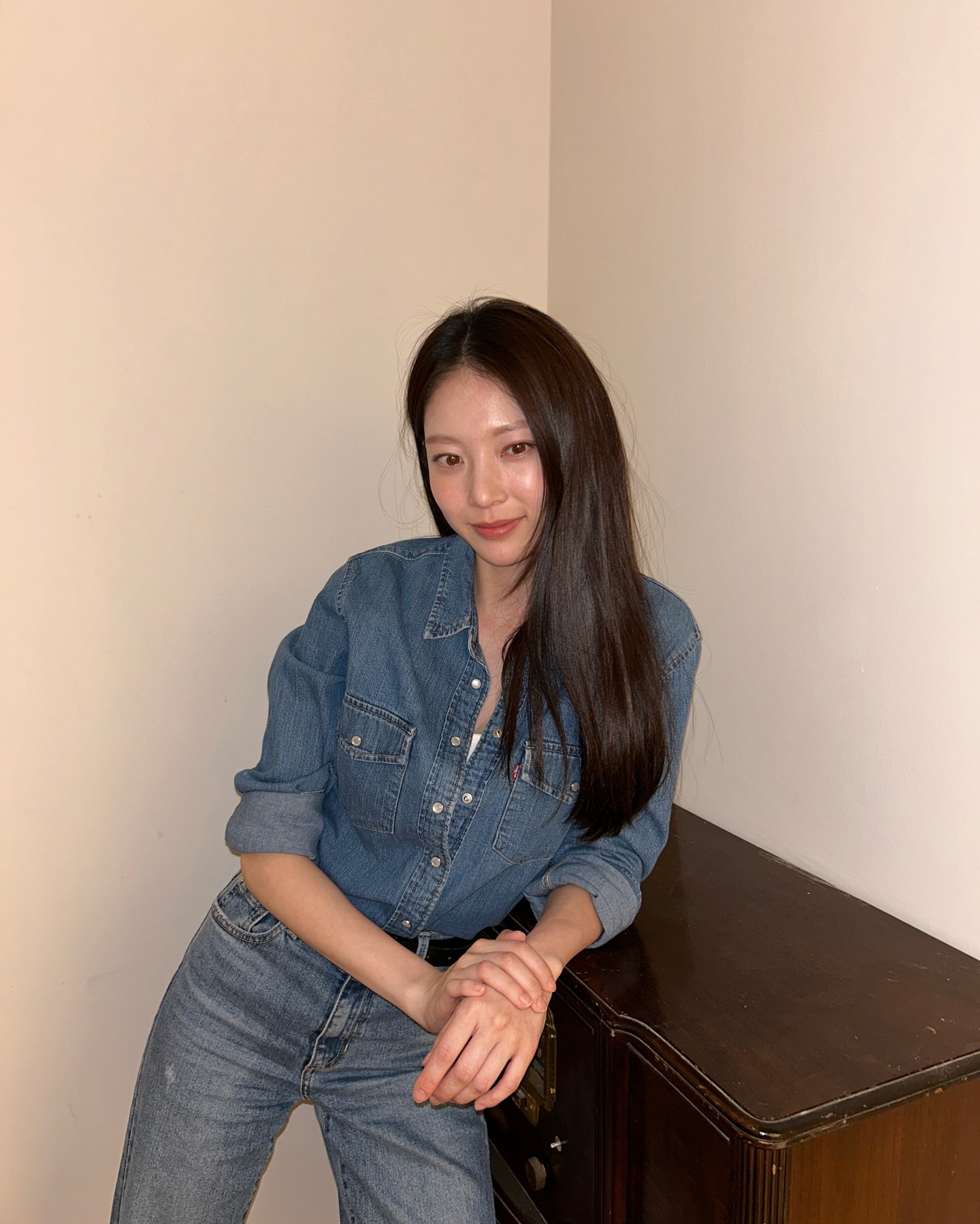 4가지 스타일의 셋업 추천 코디💙
다양한 무드로 연출하는 셋업 스타일링4👔👖

1. 데님 셋업

2. 그레이 블레이저 + 롱스커트

3. 베이지 자켓 + 팬츠

4. 트레이닝 셋업 이미지