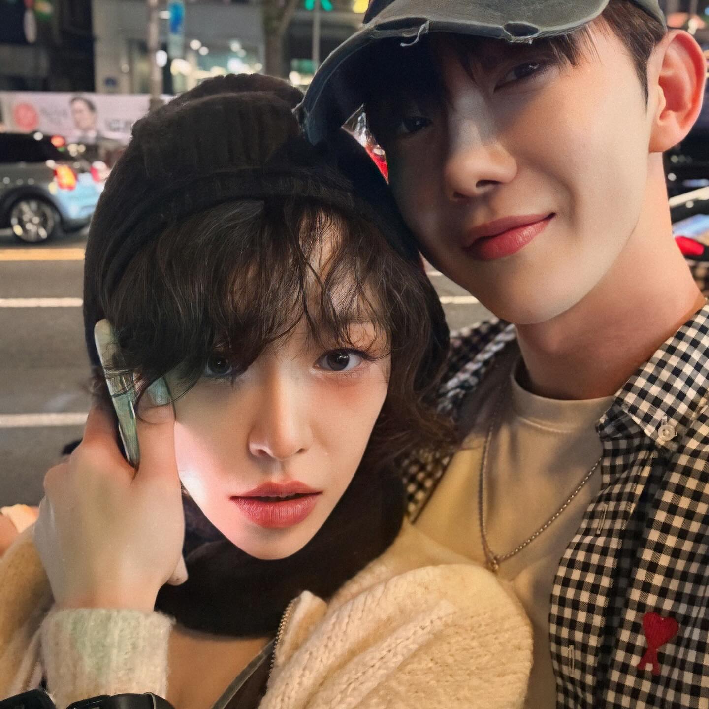 추억의 아담 커플👩🏻‍❤️‍👨🏻얼마만이야 !

14년 만에 재회한 아담 커플! 조권이 본인 인스타그램에 “내가 꽃 샀으니까 네가 밥 사”라며 가인과 함께 찍은 사진을 업로드했는데요. 두 사람은 지난 2009년 MBC ‘우리 결혼했어요’ 시즌2에서 가상 부부로 출연해 아담 커플로 불리며 많은 사랑을 받았었죠. 현실 신혼부부 같은 케미를 두 사람은 2011년 초 하차했지만 이후에도 꾸준히 우정을 이어온 것으로 전해졌습니다. 이미지