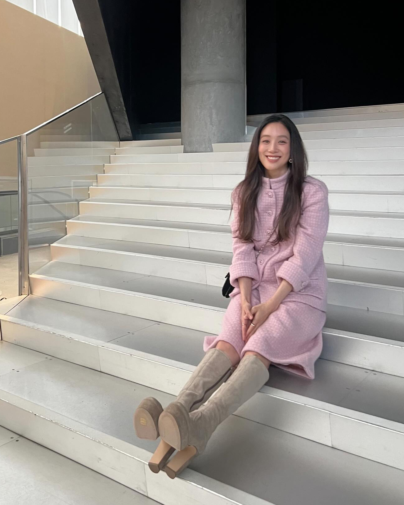 하객룩 고민 중?!👰🏻‍♀️🩷바로 체크해

결혼식 많은 10월, 하객룩 고민 중이죠? 셀럽들의 하객룩 코디법 4가지로 바로 정리하세요.

1. 셋업으로 완성하기
우선 셋업은 가장 쉬운 방법니다. 평소보다 화사한 느낌을 원하면 정려원처럼 러블리한 핑크톤을 하세요. 반대로 격식을 차려야 한다면 장윤주처럼 블랙으로 통일하세요.

2. 블랙 셔츠 원피스
페미닌한 셔츠 원피스를 선택하는 것도 좋은 아이디어입니다. 이주빈처럼 블랙 셔츠 원피스에 블랙 미니백을 매치하면 꾸안꾸 무드로 세련된 하객룩을 연출할 수 있습니다.

3. 그레이 아우터 + 블랙 스커트
컬러 믹스를 선호하는 분들은 그레이 아우터와 모던한 블랙 스커트를 조합해 보세요. 두 색상이 잘 어우러져 센스 있는 하객룩을 완성할 수 있습니다.

4. 체크 자켓 + 데님 팬츠
편안한 하객룩으로 체크 자켓과 데님 팬츠를 추천드려요. 트렌디하고 매력적인 하객룩을 연출할 수 있습니다. 이미지