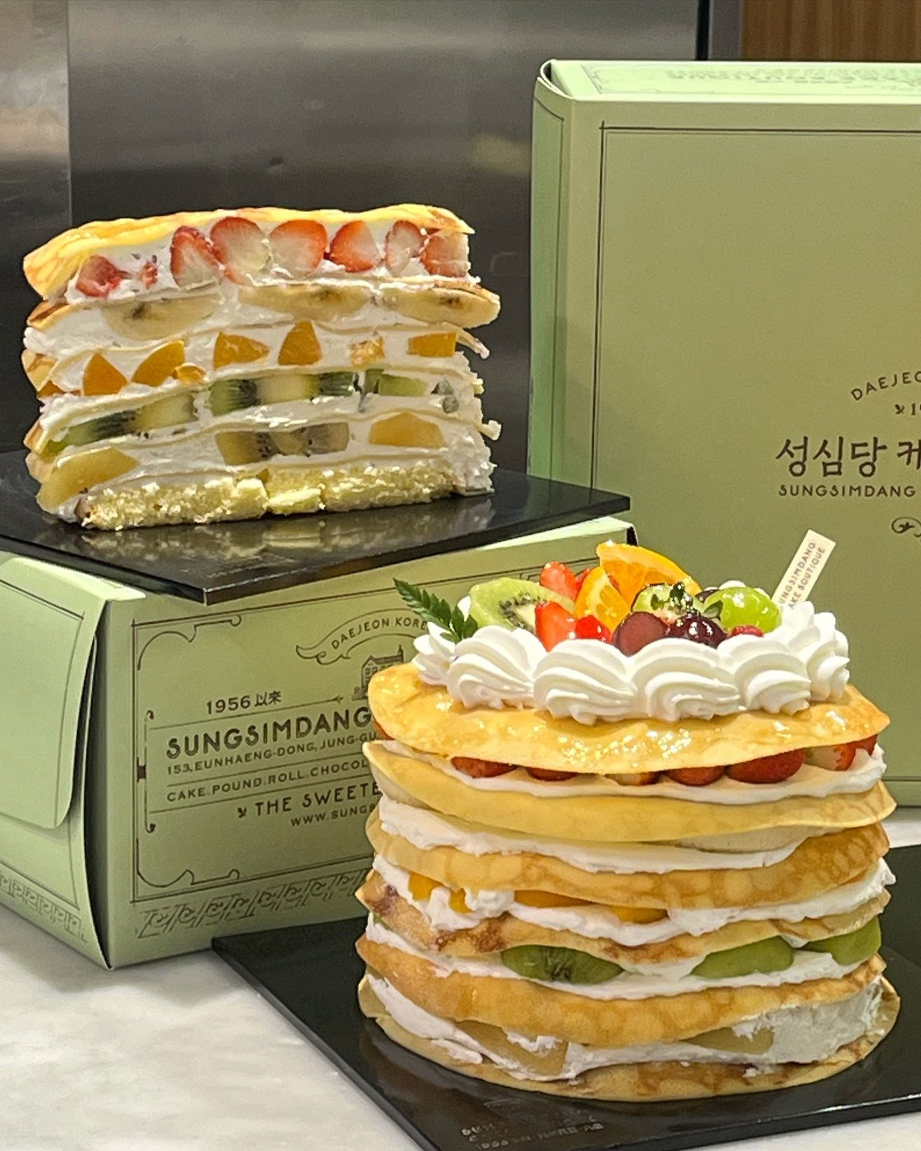 성심당 이번엔 크레페다!🤤🍰

대전 대표 빵집 ‘성심당’에서 시루 시즌 공개전 롯데 시그니처 메뉴 '안녕 크레페'를 출시했습니다. ‘안녕 크레페’는 생크림과 바닐라 시트, 크레페와 과일 5종이 성심당의 이전 제품과 동일하게 넉넉한 크레페인데요. 제품 가격은 4만 5천 원으로 성심당 롯데점 케이크부띠끄에서 1인당 1개만 구매할 수 있습니다. 이미지