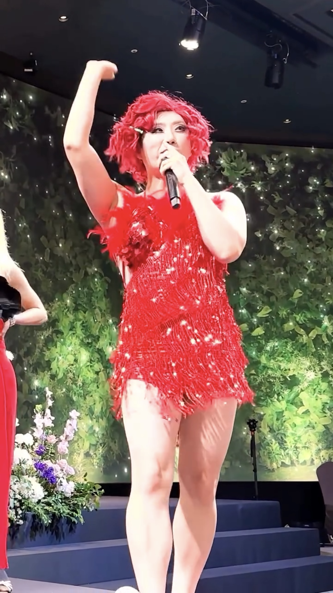 콘서트 아니고 결혼식 축가💃♥️

지난 13일 김해준과 김승혜가 결혼식을 올리며 21번째 코미디언 부부가 탄생했죠. 양가 가족들과 가까운 지인들만 초대해 비공개로 진행된 가운데, 동료 개그맨이자 부캐 ‘쥐롤라’로 활약 중인 이창호의 축가가 화제인데요. 그의 열정 넘치는 무대에 김해준마저 부끄러워하는 모습이 포착되었죠. 이창호의 파격적인 의상과 퍼포먼스로 완성된 유쾌한 결혼식 현장을 공유합니다! 이미지
