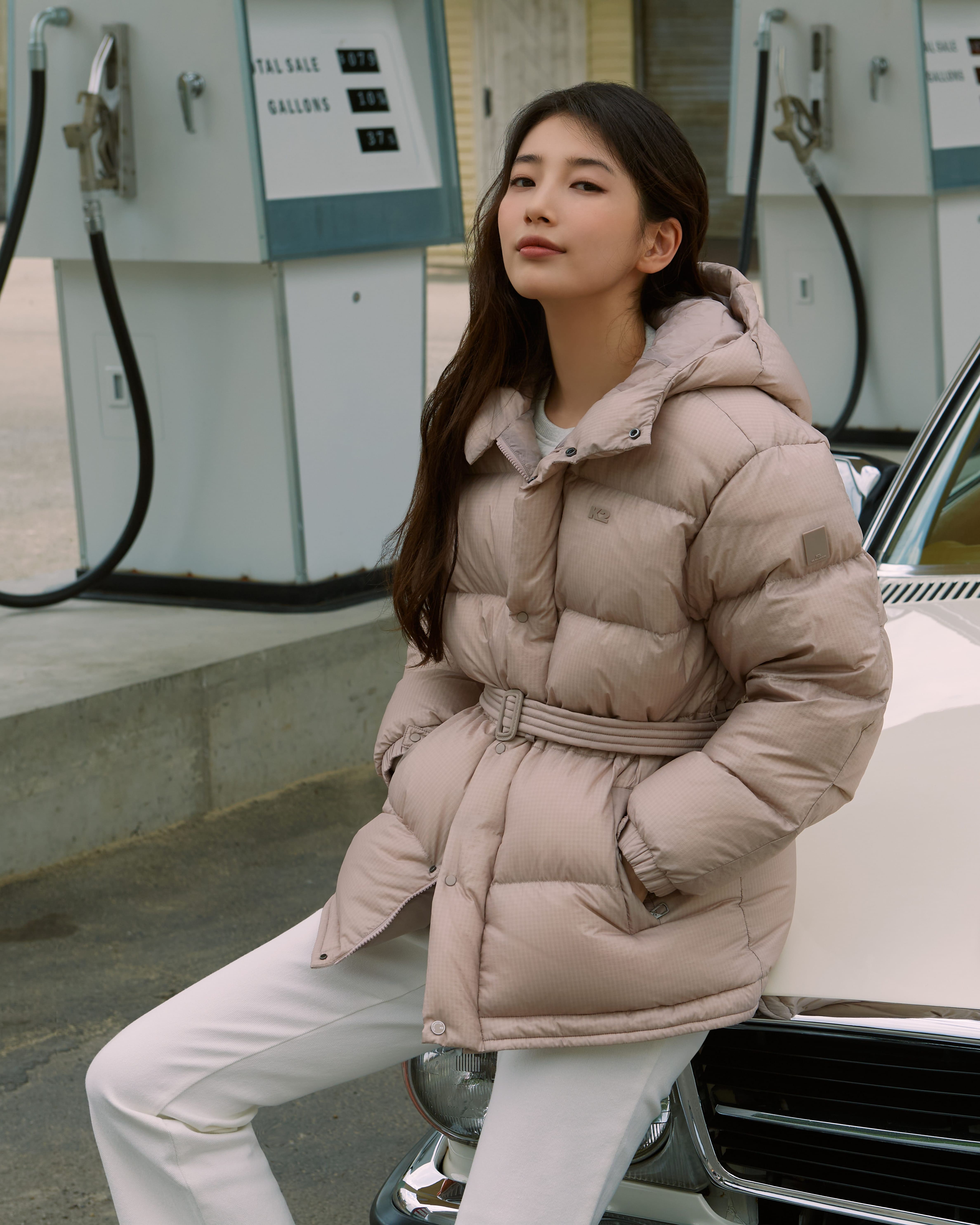 겨울 여신은 이거🤎수지 x K2
수지 언니 미모력 패딩은?❄️K2 K95 패딩 캠페인 참고 #광고

<다운의 순도를 높이다> 테크니컬 아웃도어 브랜드 K2가 수지를 모델로 한 GOLDEN K95 시리즈를 공개했습니다.

화보의 콘셉트는 ‘리얼 로드 트립’으로, 수지는 영화의 한 장면 같은 비주얼로 K2의 도심 속 아웃도어 감성을 풀어냈습니다🚗

수지가 착용한 제품은 GOLDEN K95 시리즈의 ‘베이글’과 ‘베이글 FLEX W’ 패딩으로, 베이글 같은 둥근 어깨 라인이 특징이며 850FP의 최고급 구스 솜털 충전재를 사용, 뛰어난 복원력과 보온성을 자랑합니다.

이번 겨울, 수지가 택한 K2의 GOLDEN K95시리즈를 미리 준비해보세요 이미지8