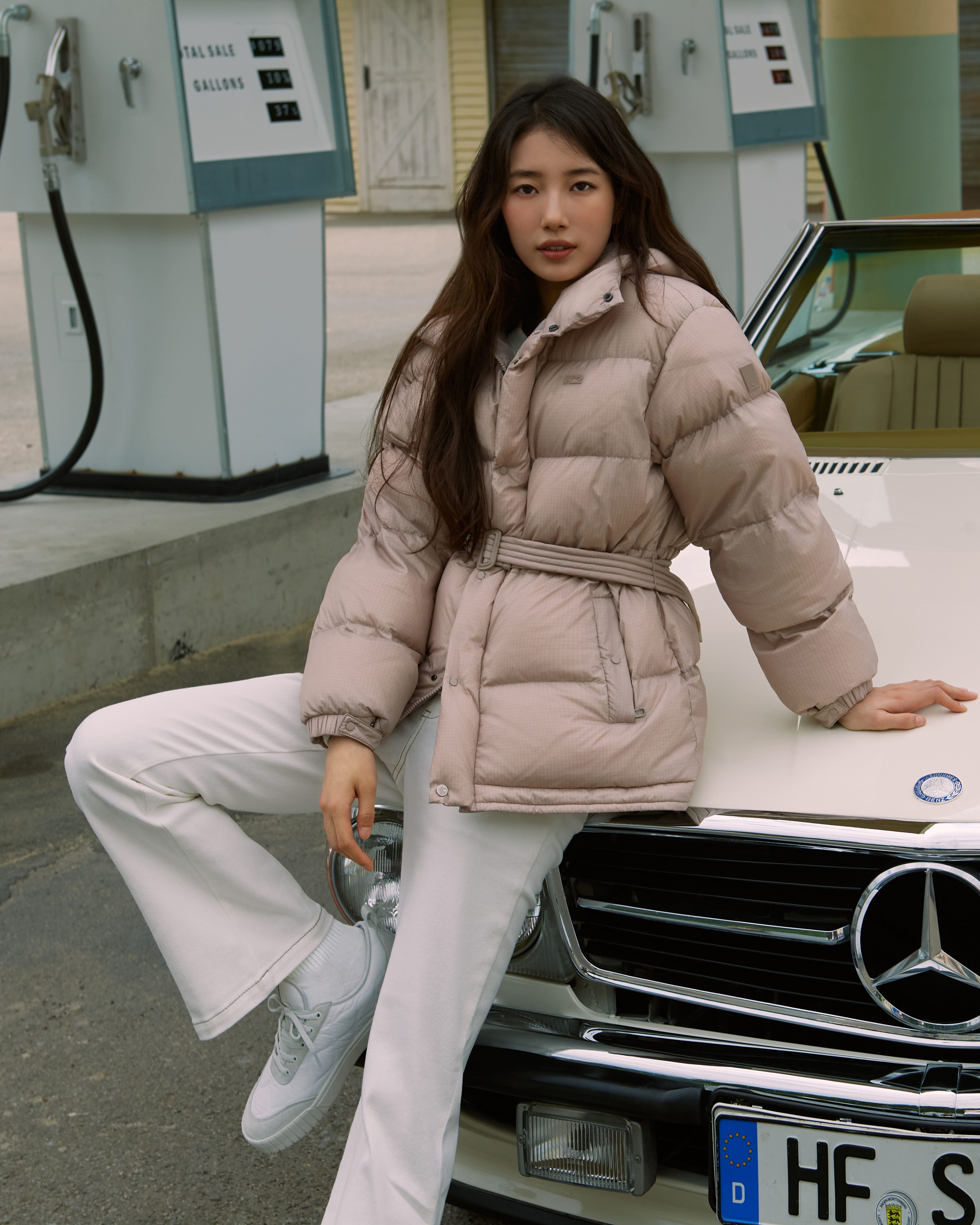 겨울 여신은 이거🤎수지 x K2
수지 언니 미모력 패딩은?❄️K2 K95 패딩 캠페인 참고 #광고

<다운의 순도를 높이다> 테크니컬 아웃도어 브랜드 K2가 수지를 모델로 한 GOLDEN K95 시리즈를 공개했습니다.

화보의 콘셉트는 ‘리얼 로드 트립’으로, 수지는 영화의 한 장면 같은 비주얼로 K2의 도심 속 아웃도어 감성을 풀어냈습니다🚗

수지가 착용한 제품은 GOLDEN K95 시리즈의 ‘베이글’과 ‘베이글 FLEX W’ 패딩으로, 베이글 같은 둥근 어깨 라인이 특징이며 850FP의 최고급 구스 솜털 충전재를 사용, 뛰어난 복원력과 보온성을 자랑합니다.

이번 겨울, 수지가 택한 K2의 GOLDEN K95시리즈를 미리 준비해보세요 이미지2