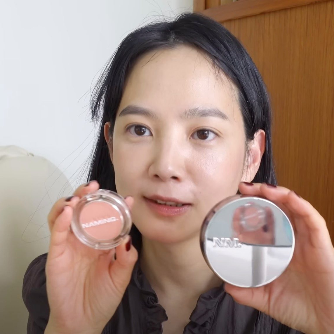 포인트 생기 한스푼💓셀럽 치크템
내추럴 무드부터 포인트 치크까지🫧블러셔 모음.zip

1. 윤승아
네이밍 '플러피 파우더 블러쉬 써먼'

2. 슬기
샤넬 '레드 까멜리아 립 앤 치크 밤 라이블리 로즈우드'

3. 임현주
디올 '로지 글로우 핑크 라일락'

4. 김나영
시미헤이즈뷰티 '선 플러쉬 올 오버 틴트 BLAZE'

5. 이청아
나스 '섹스어필' 이미지