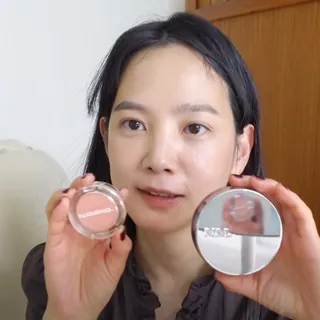 포인트 생기 한스푼💓셀럽 치크템
내추럴 무드부터 포인트 치크까지🫧블러셔 모음.zip
1. 윤승아
네이밍 '플러피 파우더 블러쉬 써먼'
2. 슬기
샤넬 '레드 까멜리아 립 앤 치크 밤 라이블리 로즈우드'
3. 임현주
디올 '로지 글로우 핑크 라일락'
4. 김나영
시미헤이즈뷰티 '선 플러쉬 올 오버 틴트 BLAZE'
5. 이청아
나스 '섹스어필' 이미지