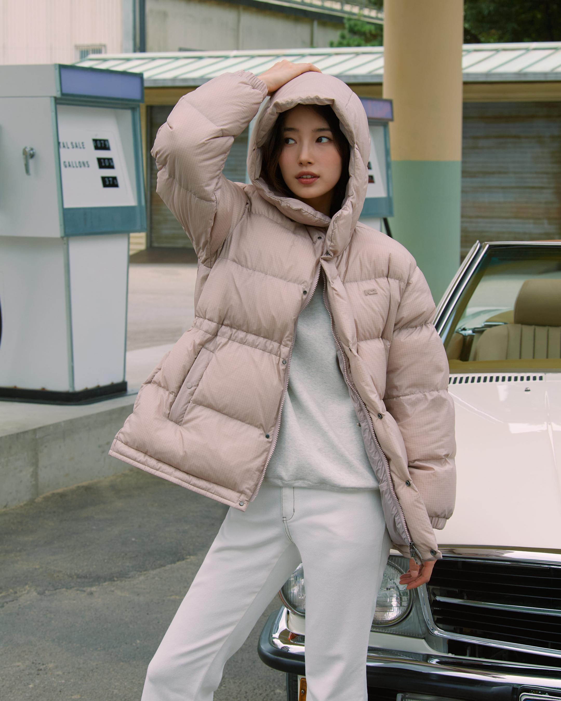 겨울 여신은 이거🤎수지 x K2
수지 언니 미모력 패딩은?❄️K2 K95 패딩 캠페인 참고 #광고

<다운의 순도를 높이다> 테크니컬 아웃도어 브랜드 K2가 수지를 모델로 한 GOLDEN K95 시리즈를 공개했습니다.

화보의 콘셉트는 ‘리얼 로드 트립’으로, 수지는 영화의 한 장면 같은 비주얼로 K2의 도심 속 아웃도어 감성을 풀어냈습니다🚗

수지가 착용한 제품은 GOLDEN K95 시리즈의 ‘베이글’과 ‘베이글 FLEX W’ 패딩으로, 베이글 같은 둥근 어깨 라인이 특징이며 850FP의 최고급 구스 솜털 충전재를 사용, 뛰어난 복원력과 보온성을 자랑합니다.

이번 겨울, 수지가 택한 K2의 GOLDEN K95시리즈를 미리 준비해보세요 이미지5