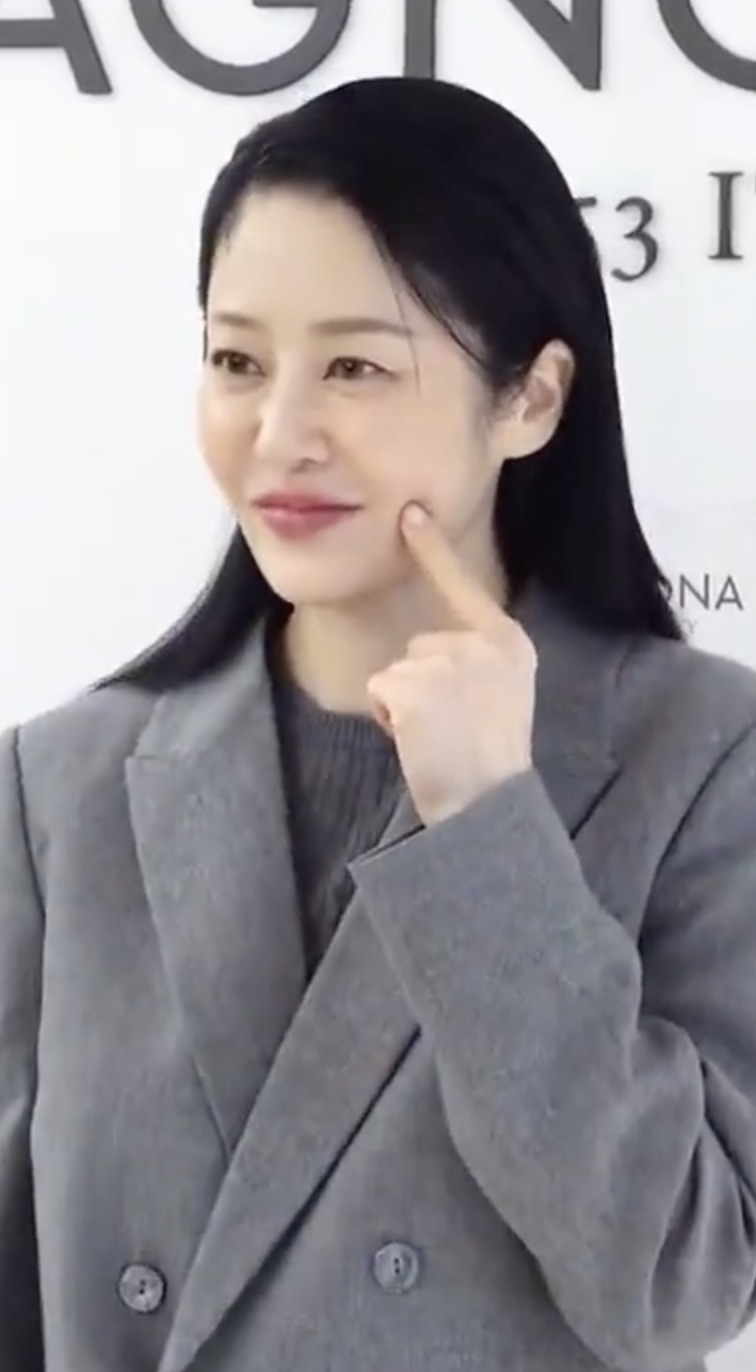 볼콕 하는 고현정 귀하다..🖤 이미지