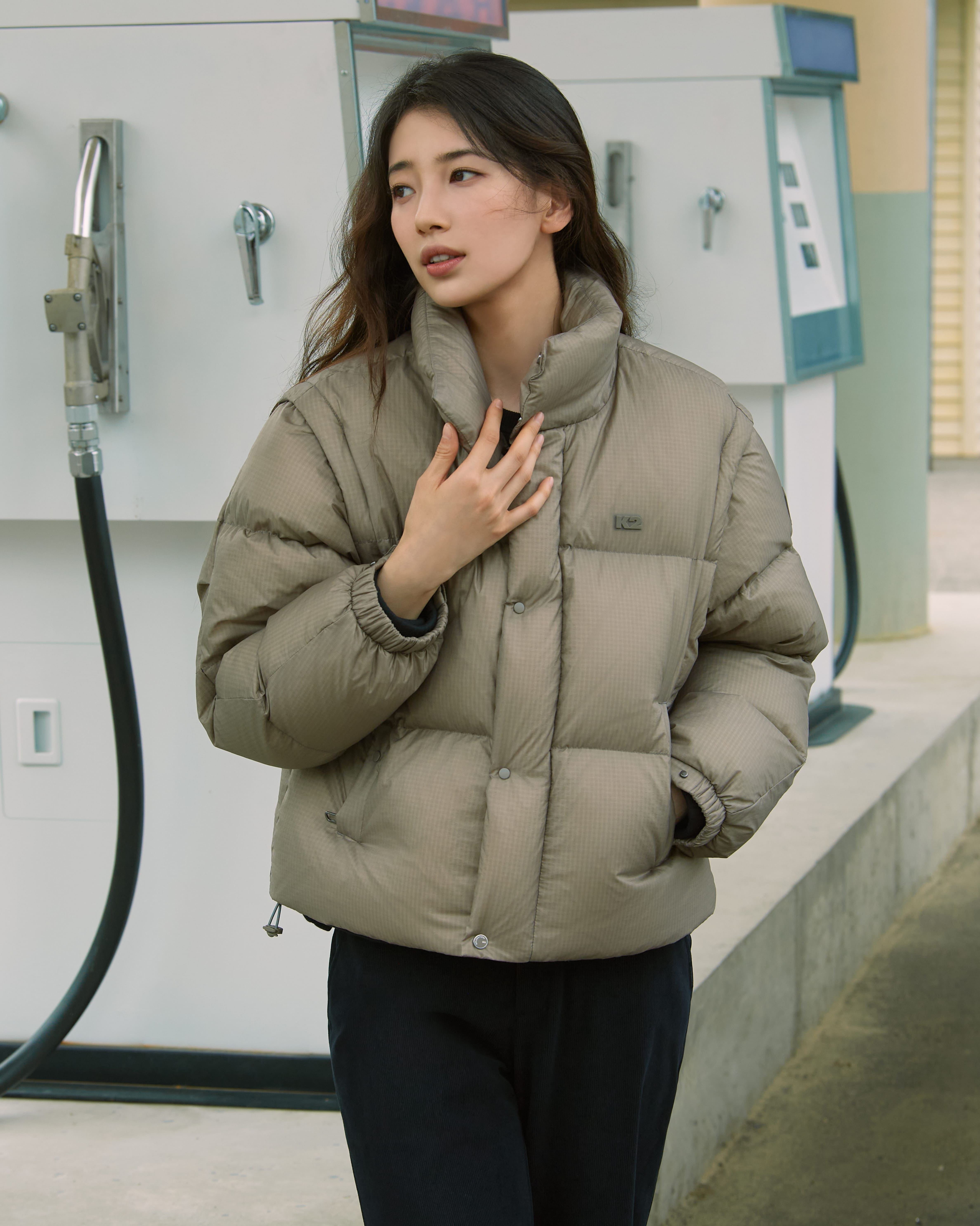 겨울 여신은 이거🤎수지 x K2
수지 언니 미모력 패딩은?❄️K2 K95 패딩 캠페인 참고 #광고

<다운의 순도를 높이다> 테크니컬 아웃도어 브랜드 K2가 수지를 모델로 한 GOLDEN K95 시리즈를 공개했습니다.

화보의 콘셉트는 ‘리얼 로드 트립’으로, 수지는 영화의 한 장면 같은 비주얼로 K2의 도심 속 아웃도어 감성을 풀어냈습니다🚗

수지가 착용한 제품은 GOLDEN K95 시리즈의 ‘베이글’과 ‘베이글 FLEX W’ 패딩으로, 베이글 같은 둥근 어깨 라인이 특징이며 850FP의 최고급 구스 솜털 충전재를 사용, 뛰어난 복원력과 보온성을 자랑합니다.

이번 겨울, 수지가 택한 K2의 GOLDEN K95시리즈를 미리 준비해보세요 이미지4