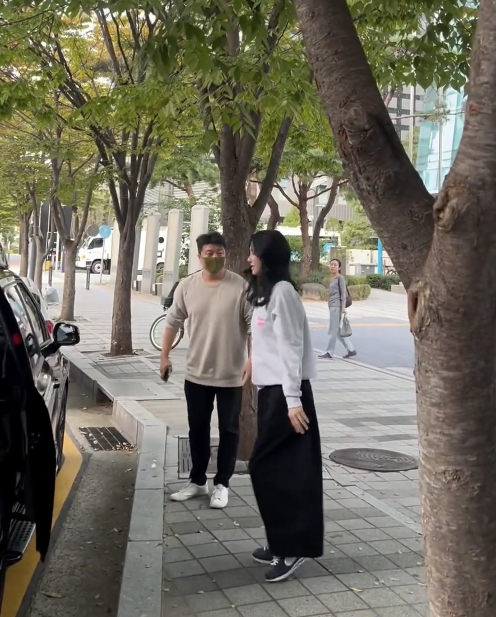 본새나는 고현정의 사복 법칙🖤

동안의 아이콘 고현정의 미니멀하고도 힙한 패션 따라 해 볼까? 👀

1. 블랙 아웃핏에 액세서리 더해주기 
2. 베이직 컬러 활용하기 
3. 캐주얼과 미니멀 믹스매치하기 이미지