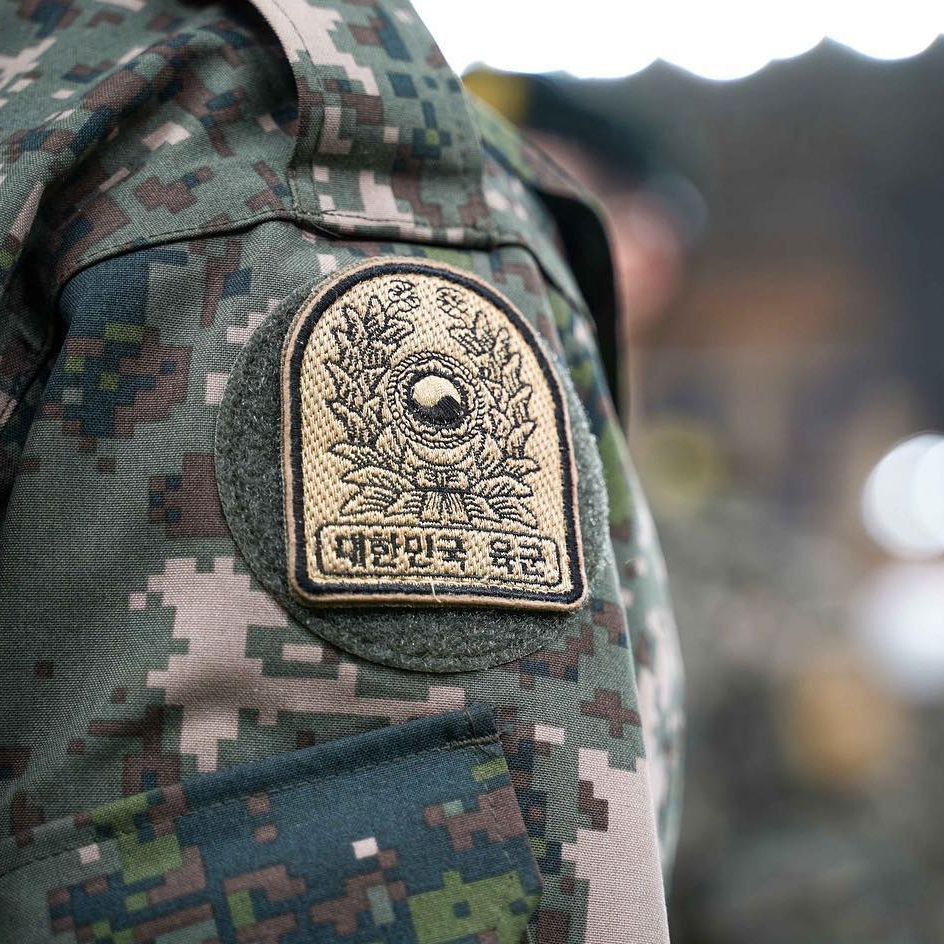 군대 대리 입영 실화야?🚨

1970년 병무청 설립 이래 처음으로 대리 입영이 적발돼 재판에 넘겨졌습니다. 수사기관에 따르면 군인 월급을 나눠 갖기로 하고, 의식주를 해결하기 위해 대리 입영한 것으로 조사되었는데요. A씨는 B씨의 신분증을 들고 강원 홍천군 한 신병교육대에 입소했고, 신분증을 통한 신원 확인 검사가 진행됐으나 아무런 제재 없이 대리 입대에 성공했다고 합니다. 이 둘은 인터넷을 통해 접촉한 것으로 조사되었으며, 범행을 공모한 B씨가 지난 9월 겁이 난다는 이유로 자수하면서 사건이 드러났습니다. 이미지