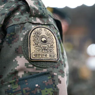 군대 대리 입영 실화야?🚨
1970년 병무청 설립 이래 처음으로 대리 입영이 적발돼 재판에 넘겨졌습니다. 수사기관에 따르면 군인 월급을 나눠 갖기로 하고, 의식주를 해결하기 위해 대리 입영한 것으로 조사되었는데요. A씨는 B씨의 신분증을 들고 강원 홍천군 한 신병교육대에 입소했고, 신분증을 통한 신원 확인 검사가 진행됐으나 아무런 제재 없이 대리 입대에 성공했다고 합니다. 이 둘은 인터넷을 통해 접촉한 것으로 조사되었으며, 범행을 공모한 B씨가 지난 9월 겁이 난다는 이유로 자수하면서 사건이 드러났습니다. 이미지