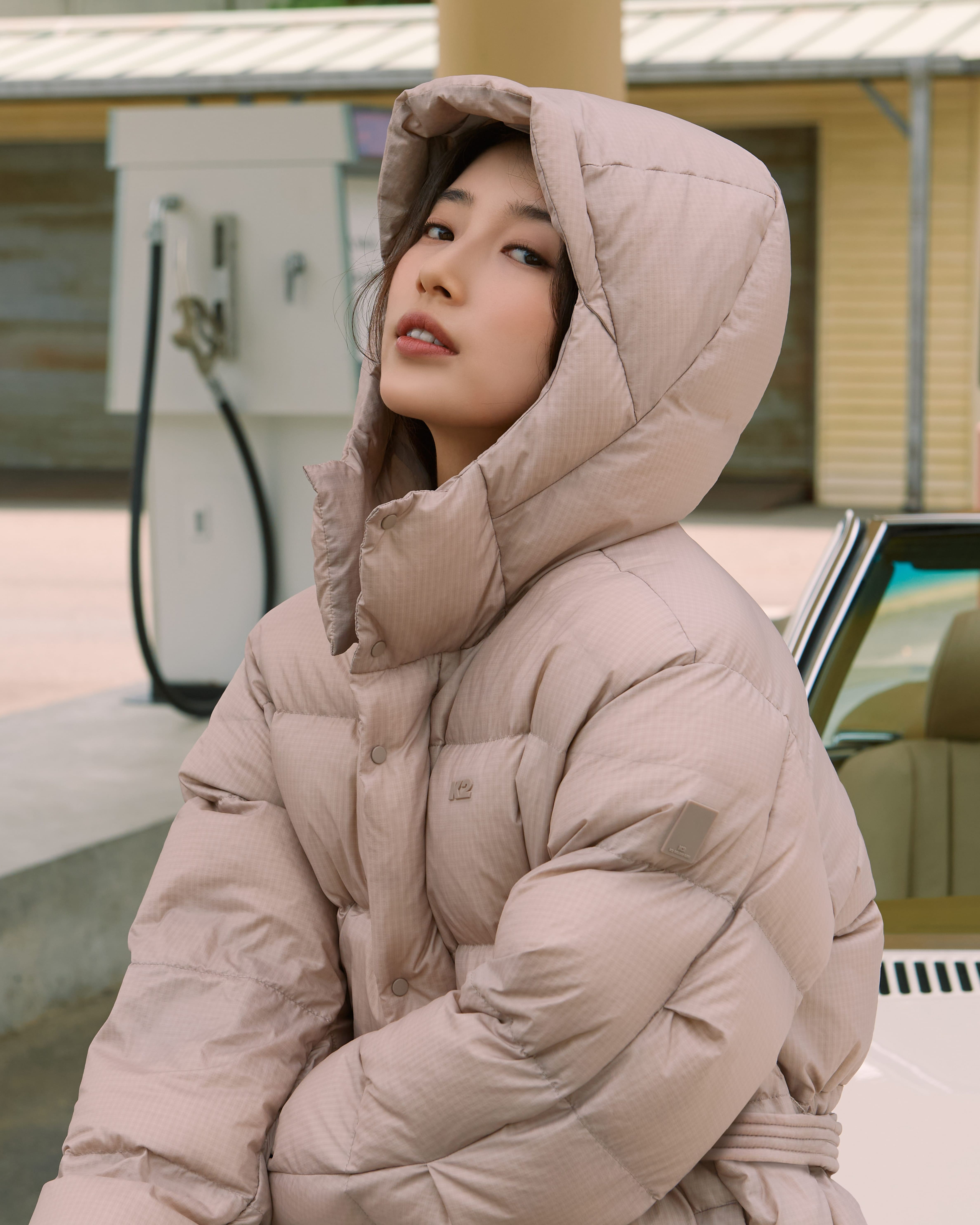 겨울 여신은 이거🤎수지 x K2
수지 언니 미모력 패딩은?❄️K2 K95 패딩 캠페인 참고 #광고

<다운의 순도를 높이다> 테크니컬 아웃도어 브랜드 K2가 수지를 모델로 한 GOLDEN K95 시리즈를 공개했습니다.

화보의 콘셉트는 ‘리얼 로드 트립’으로, 수지는 영화의 한 장면 같은 비주얼로 K2의 도심 속 아웃도어 감성을 풀어냈습니다🚗

수지가 착용한 제품은 GOLDEN K95 시리즈의 ‘베이글’과 ‘베이글 FLEX W’ 패딩으로, 베이글 같은 둥근 어깨 라인이 특징이며 850FP의 최고급 구스 솜털 충전재를 사용, 뛰어난 복원력과 보온성을 자랑합니다.

이번 겨울, 수지가 택한 K2의 GOLDEN K95시리즈를 미리 준비해보세요 이미지7