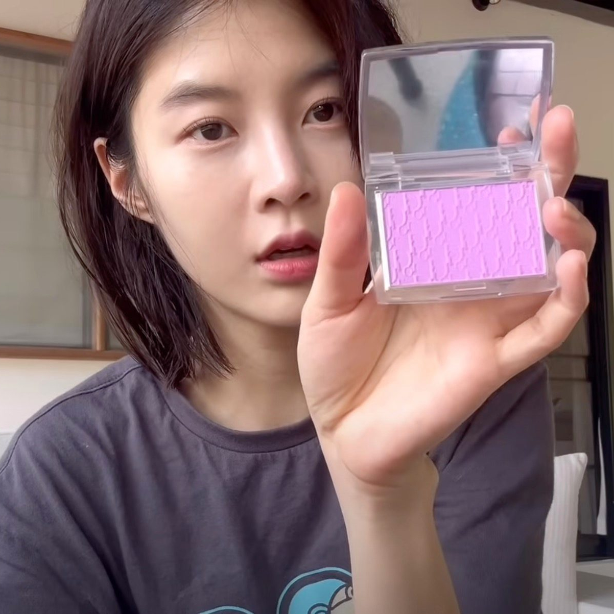 포인트 생기 한스푼💓셀럽 치크템
내추럴 무드부터 포인트 치크까지🫧블러셔 모음.zip

1. 윤승아
네이밍 '플러피 파우더 블러쉬 써먼'

2. 슬기
샤넬 '레드 까멜리아 립 앤 치크 밤 라이블리 로즈우드'

3. 임현주
디올 '로지 글로우 핑크 라일락'

4. 김나영
시미헤이즈뷰티 '선 플러쉬 올 오버 틴트 BLAZE'

5. 이청아
나스 '섹스어필' 이미지