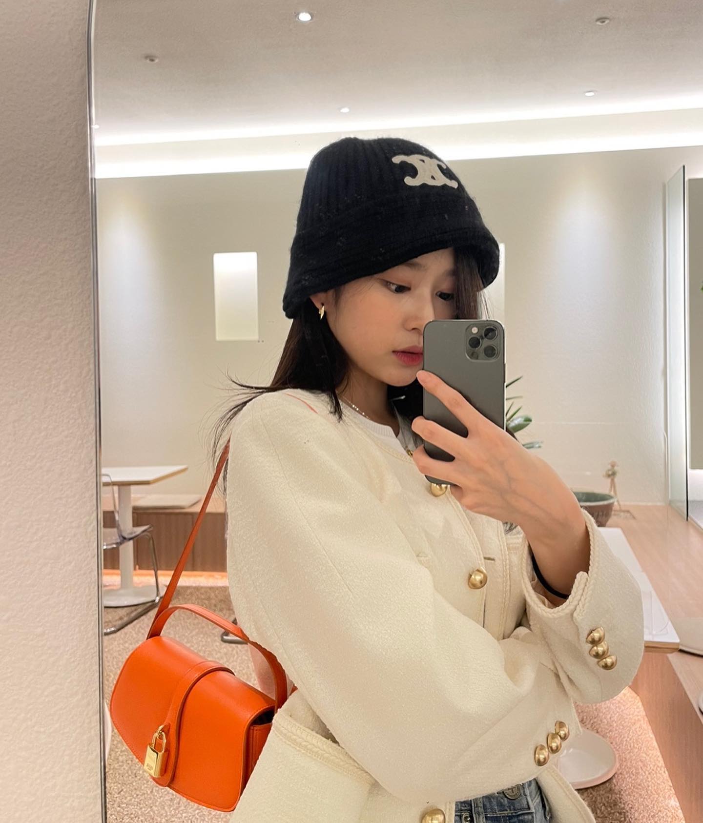 화이트 자켓엔 블랙 포인트🤍🖤 이미지2