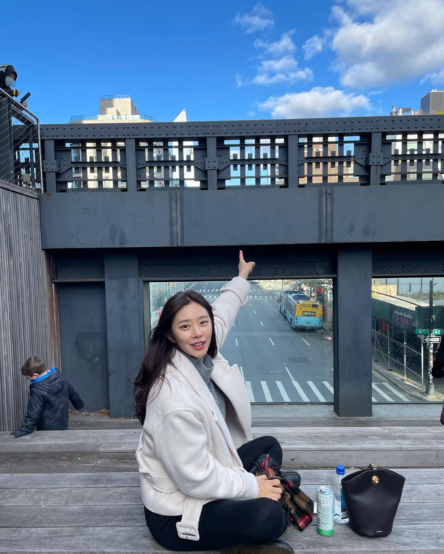 화이트 자켓엔 블랙 포인트🤍🖤 이미지3