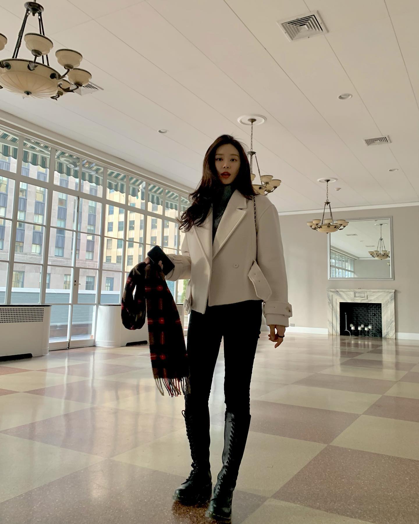 화이트 자켓엔 블랙 포인트🤍🖤 이미지4