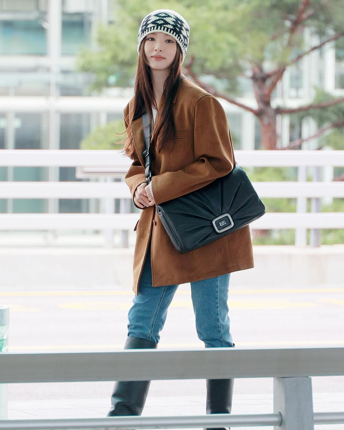 2024 가을 스웨이드 자켓 4
요즘 트렌드 스웨이드 자켓은 이걸로 Pick🤎

1. 신세경
오버듀플레어 '클래식 스웨이드 자켓 카멜'

2. 나나
조이그라이슨 '스웨이드 봄버 자켓'

3. 김수미
리우리우 '멜로우 스웨이드 자켓'

4. 카즈하
마지셔우드 '스웨이드 브러쉬드 자켓 카멜' 이미지