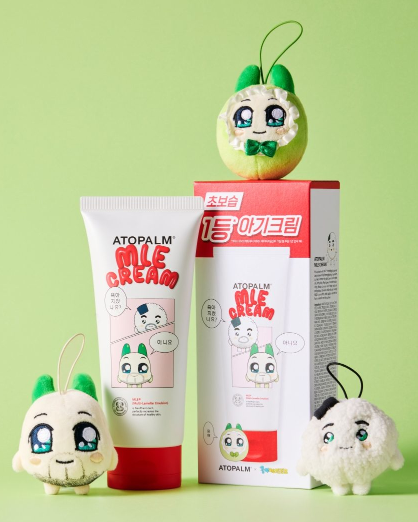 크림을 사면 쿵야 키링을 준다?🧅
<아토팜X쿵야레스토랑즈> MLE크림 출시🥳 #광고

깐깐한 엄마들이 인정한 1등 아기크림, 아토팜 MLE 크림을 쿵야즈 에디션으로 만날 수 있습니다👏

쿵야즈 에디션 MLE 크림을 구매하는 분에게는 '포대기 양파쿵야', '수염 양파쿵야’, '주먹밥 쿵야’ 키링 중 1종을 랜덤 증정합니다. 아토팜X쿵야즈 MLE크림은 200ml의 대용량으로 출시되었으며, 향료와 인공색소를 사용하지 않아 아기부터 성인까지 사용할 수 있는 순한 크림입니다. 한정판으로 선보인 제품이라고 하니 서두르는 게 좋겠네요🤗

2022~2023 화해 뷰티어워드 베이비&임산부 크림/젤 부문 2년 연속 1위 이미지