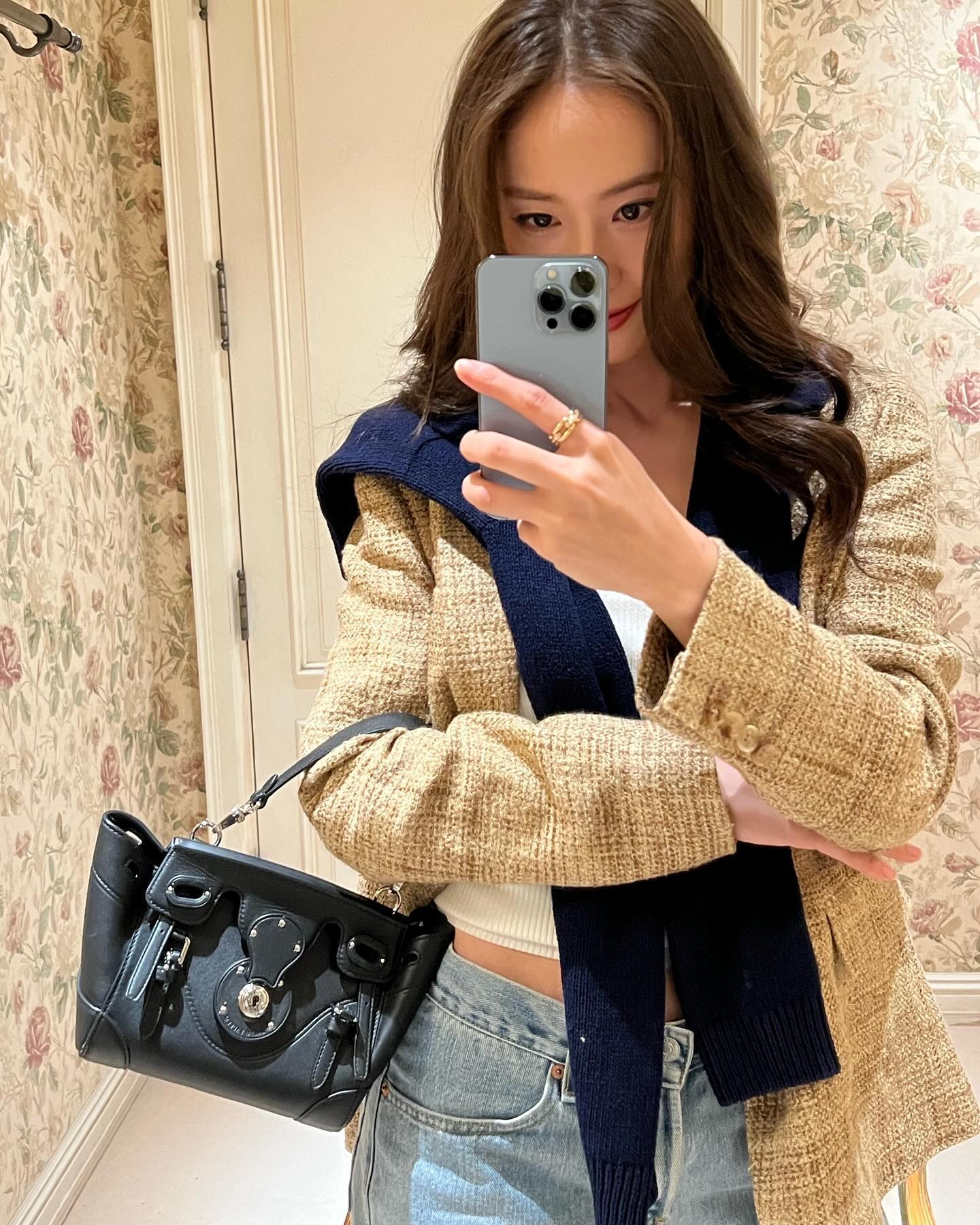 가디건으로 완성하는 포인트룩✨

요즘처럼 일교차가 큰 날에는 입고 벗기 편한 가디건이 정말 유용하죠. 특히 더운 낮에는 가디건을 묶어서 새로운 스타일로 변신할 수 있습니다. 

가장 기본적인 스타일은 어깨에 두르는 것인데요. 요즘에는 자켓 위에 얹어 하나의 멋진 코디를 완성하기도 합니다.

또는 포인트가 되는 컬러의 가디건을 허리에 둘러 센스 있는 스타일링을 연출해 보세요! 이미지