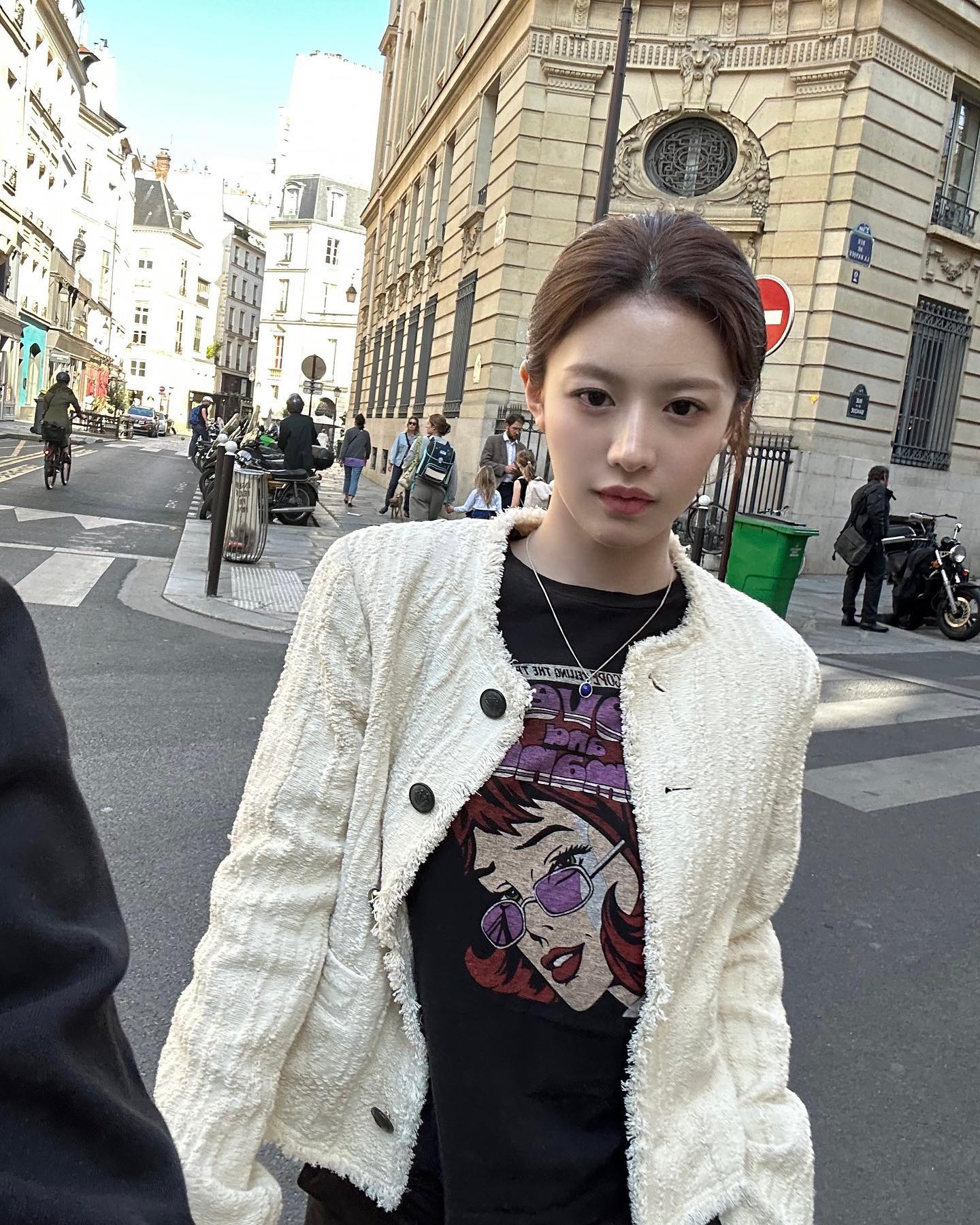 화이트 자켓엔 블랙 포인트🤍🖤 이미지1