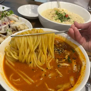 이번 주말 강릉 갈 이유!🍜
강릉시가 이번 주 18일부터 20일까지 ‘2024 제3회 강릉 누들 축제’를 개최합니다. 올해는 다양한 지역 내 업체들이 참가해 장칼국수, 짬뽕, 막국수 등 강릉 대표 면 요리를 맛볼 수 있는데요. 모든 누들 요리는 양 조절을 통해 시중보다 저렴한 5천 원에 판매되고 퀴즈 이벤트, 버스킹, 축하공연 등 다양한 경연 대회도 함께 열릴 예정입니다. 이번 축제는 강릉월화거리 일원에서 12시부터 21시까지 진행된다고 하니 참고하세요! 이미지