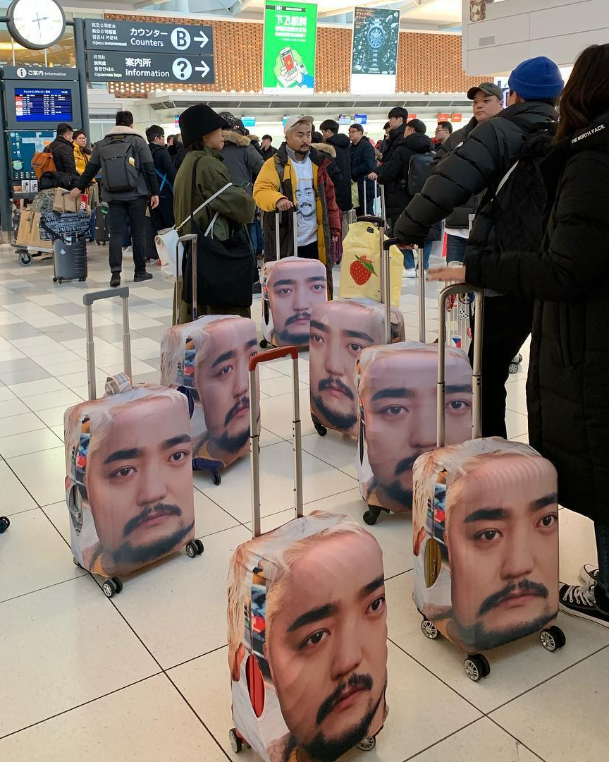 벌써 시작된 2025년 항공권 예약 전쟁🛩️

다가오는 2025년 10월, 개천절부터 추석, 한글날까지 이어지는 긴 연휴로 여행객들의 항공권 예약 경쟁이 치열해지고 있습니다. 10월 3일부터 9일까지의 연휴에 10일(금) 하루 연차만 내면 무려 10일간의 황금연휴를 즐길 수 있기 때문인데요.

이로 인해 항공권 가격이 5배에서 8배까지 치솟는 상황인데도 불구하고, 인기 항공편은 오픈과 동시에 매진이라고 하네요.

특히, 대한항공과 아시아나항공의마일리지 소멸 시점이 올해 말이라서 마일리지를 사용해 내년 추석 연휴 항공권을 발권하려는 사람들이 ‘클릭 전쟁’에 돌입했습니다.💨

이번 연휴 놓치지 않으려면 서둘러야겠죠? ⏰ ✈️ 이미지