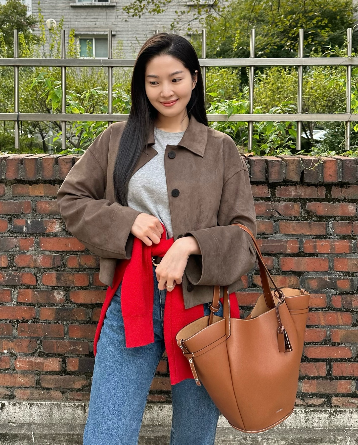 가디건으로 완성하는 포인트룩✨

요즘처럼 일교차가 큰 날에는 입고 벗기 편한 가디건이 정말 유용하죠. 특히 더운 낮에는 가디건을 묶어서 새로운 스타일로 변신할 수 있습니다. 

가장 기본적인 스타일은 어깨에 두르는 것인데요. 요즘에는 자켓 위에 얹어 하나의 멋진 코디를 완성하기도 합니다.

또는 포인트가 되는 컬러의 가디건을 허리에 둘러 센스 있는 스타일링을 연출해 보세요! 이미지