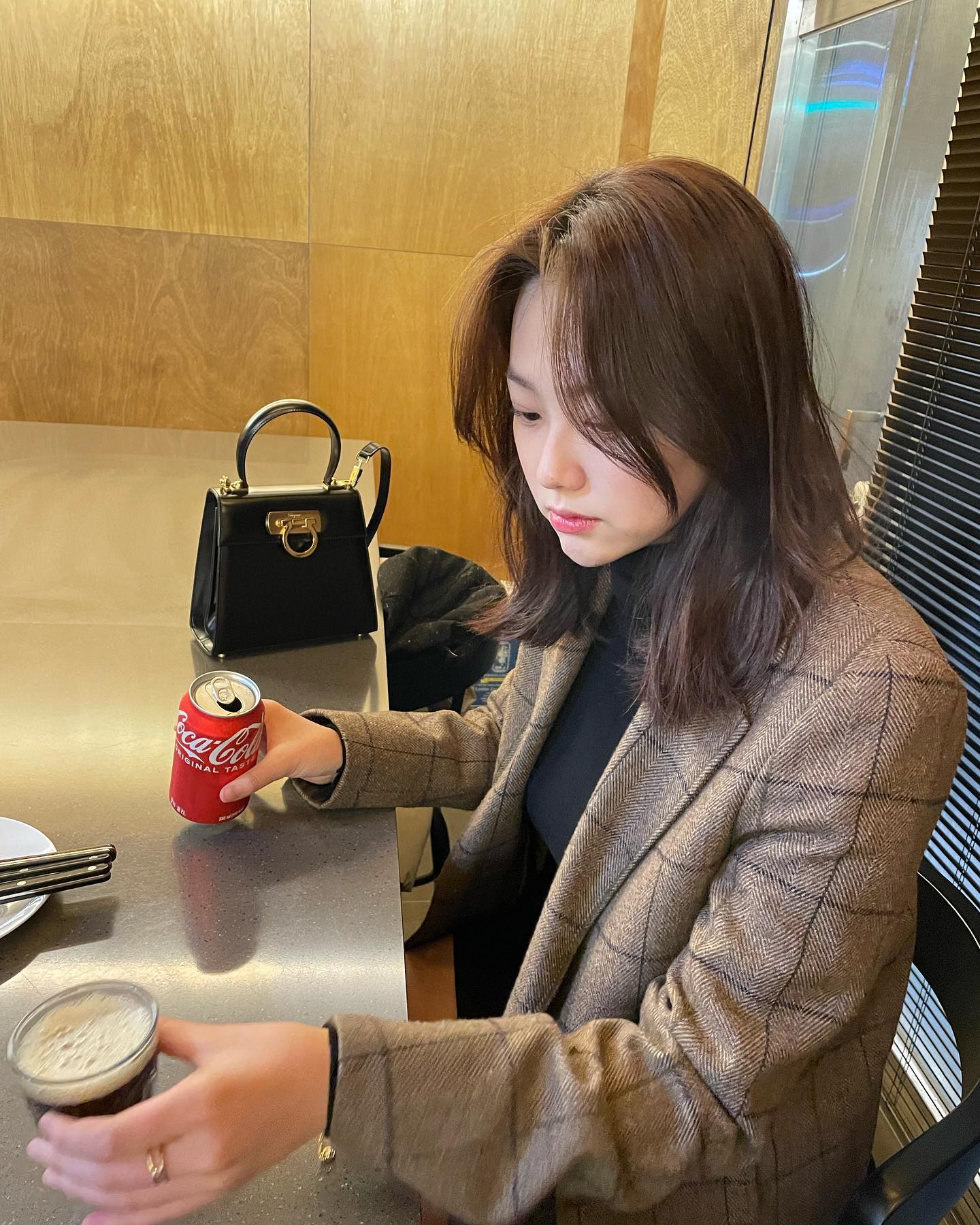 체크 준비할해야 할 시간✔️🏁

현재 패션계에서는 체크가 열풍입니다. 일상에서 자주 접할 수 있는 패턴으로 다양한 코디에 어울려 많은 사랑을 받고 있는데요.

클래식고 세련된 느낌을 주고 싶다면, 체크가 더해진 자켓, 셔츠, 스커트 등을 활용하는 것도 추천드립니다. 패턴 자체의 사이즈에 따라 캐주얼, 미니멀룩에도 잘 어울리니 다양하게 즐겨보세요!🍂 이미지2